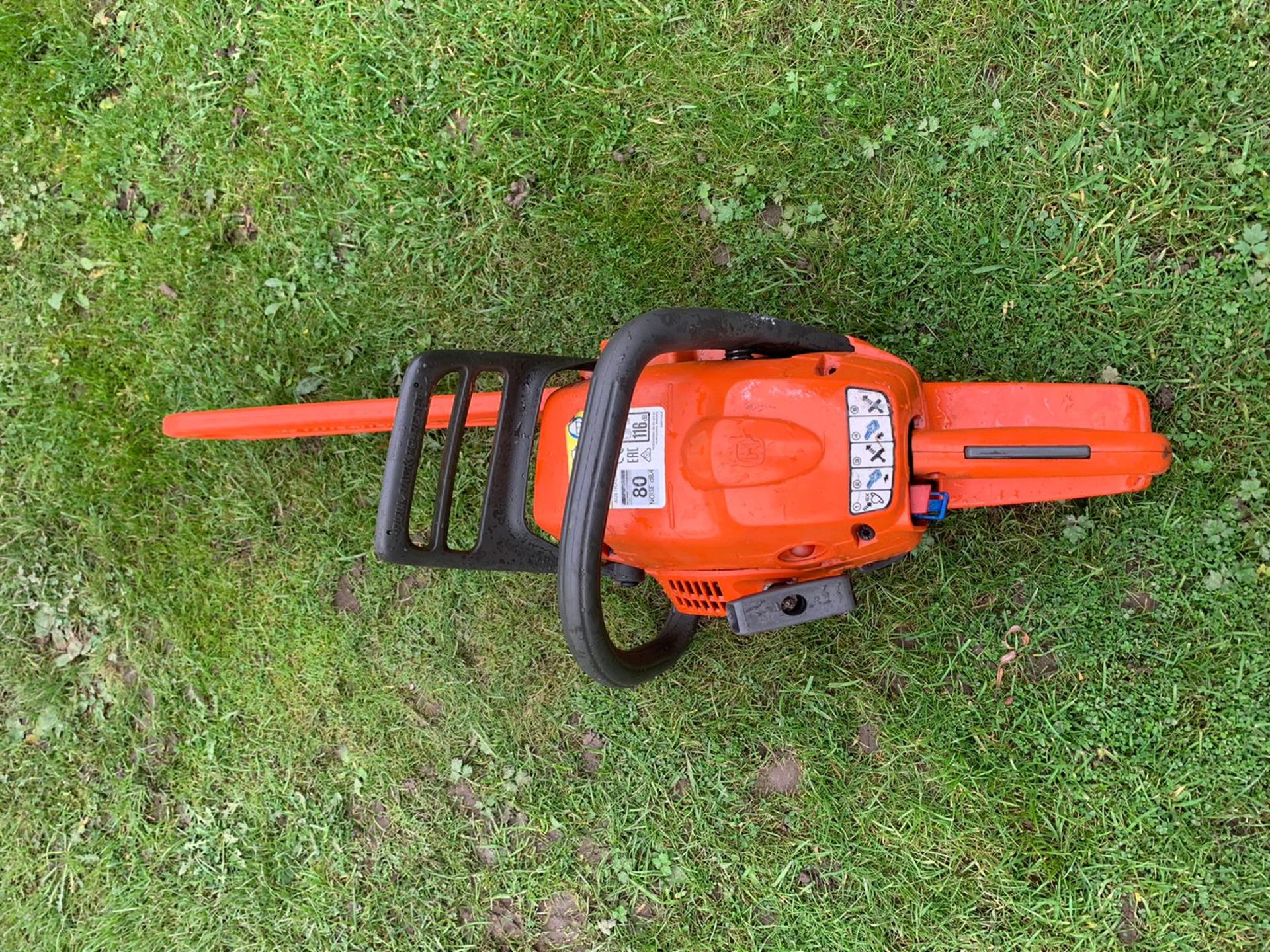 HUSQUVARNA 236 X-TORQ CHAINSAW, C/W CHAIN COVER, CLEAN MACHINE, BOUGHT BRAND NEW 2 YEARS AGO *NO VAT - Image 2 of 4