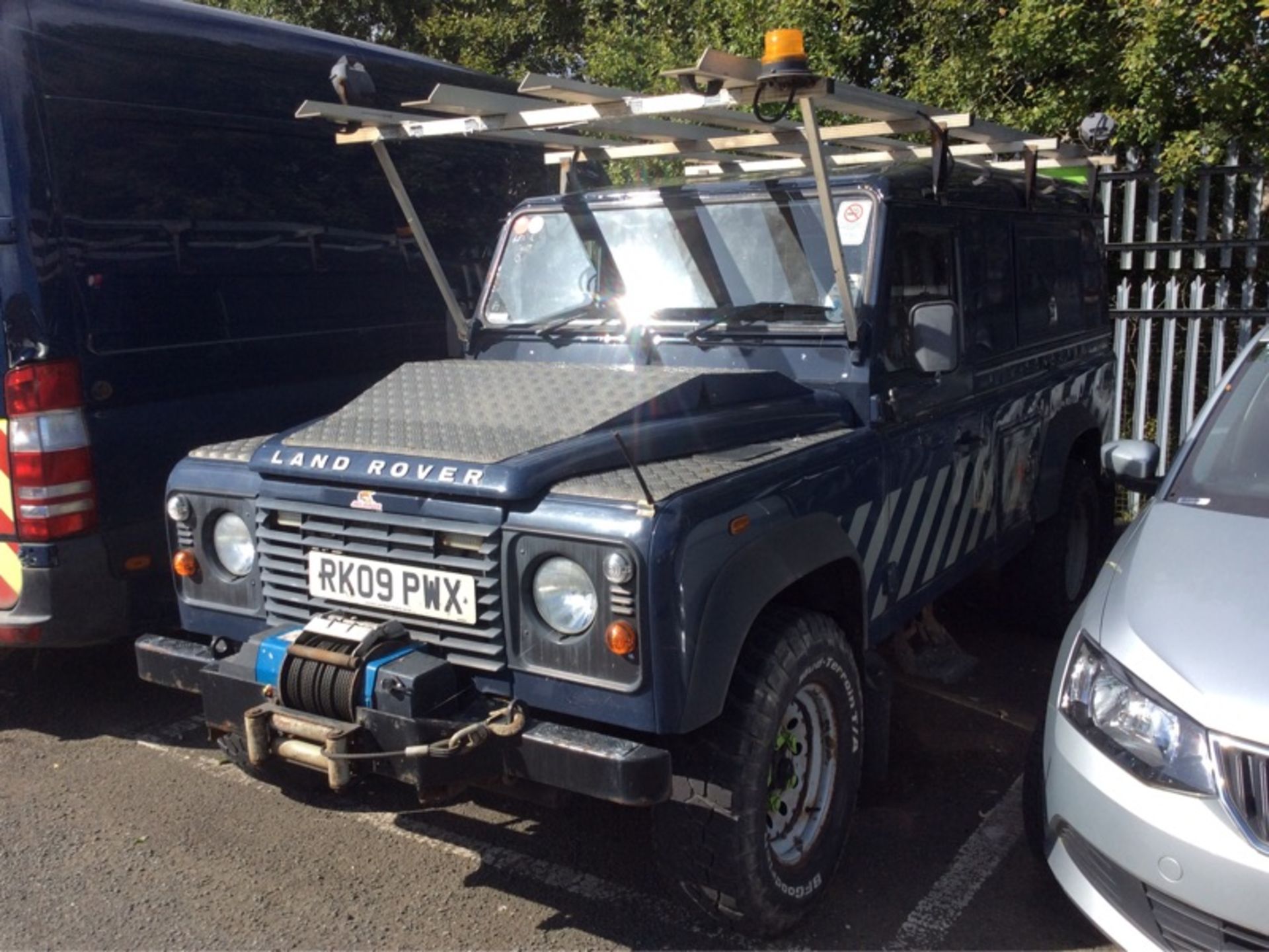 2009/09 REG LAND ROVER DEFENDER 110 HARDTOP 2.4 DIESEL LIGHT 4X4 UTILITY, SHOWING 1 FORMER KEEPER - Image 2 of 8