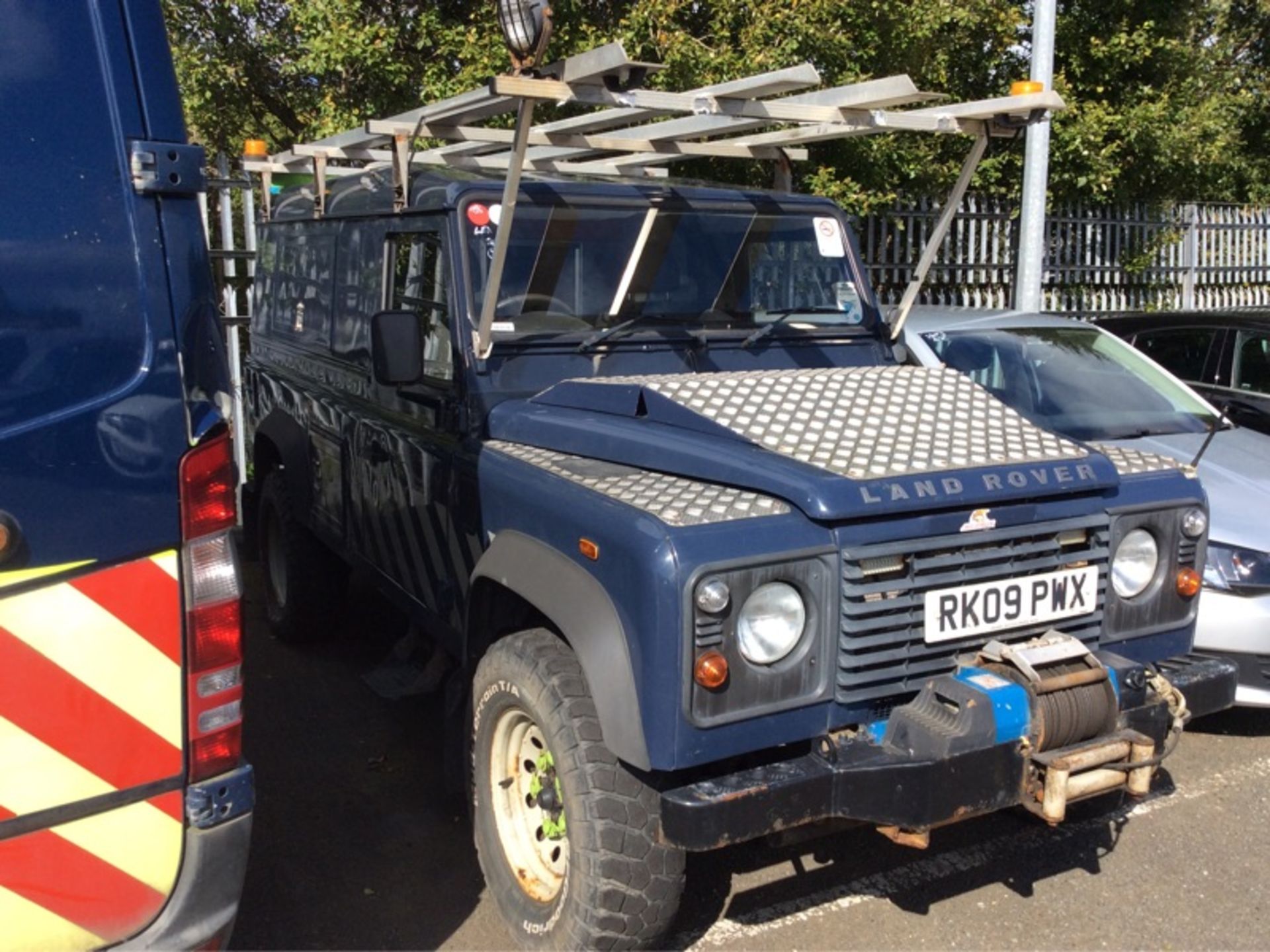 2009/09 REG LAND ROVER DEFENDER 110 HARDTOP 2.4 DIESEL LIGHT 4X4 UTILITY, SHOWING 1 FORMER KEEPER