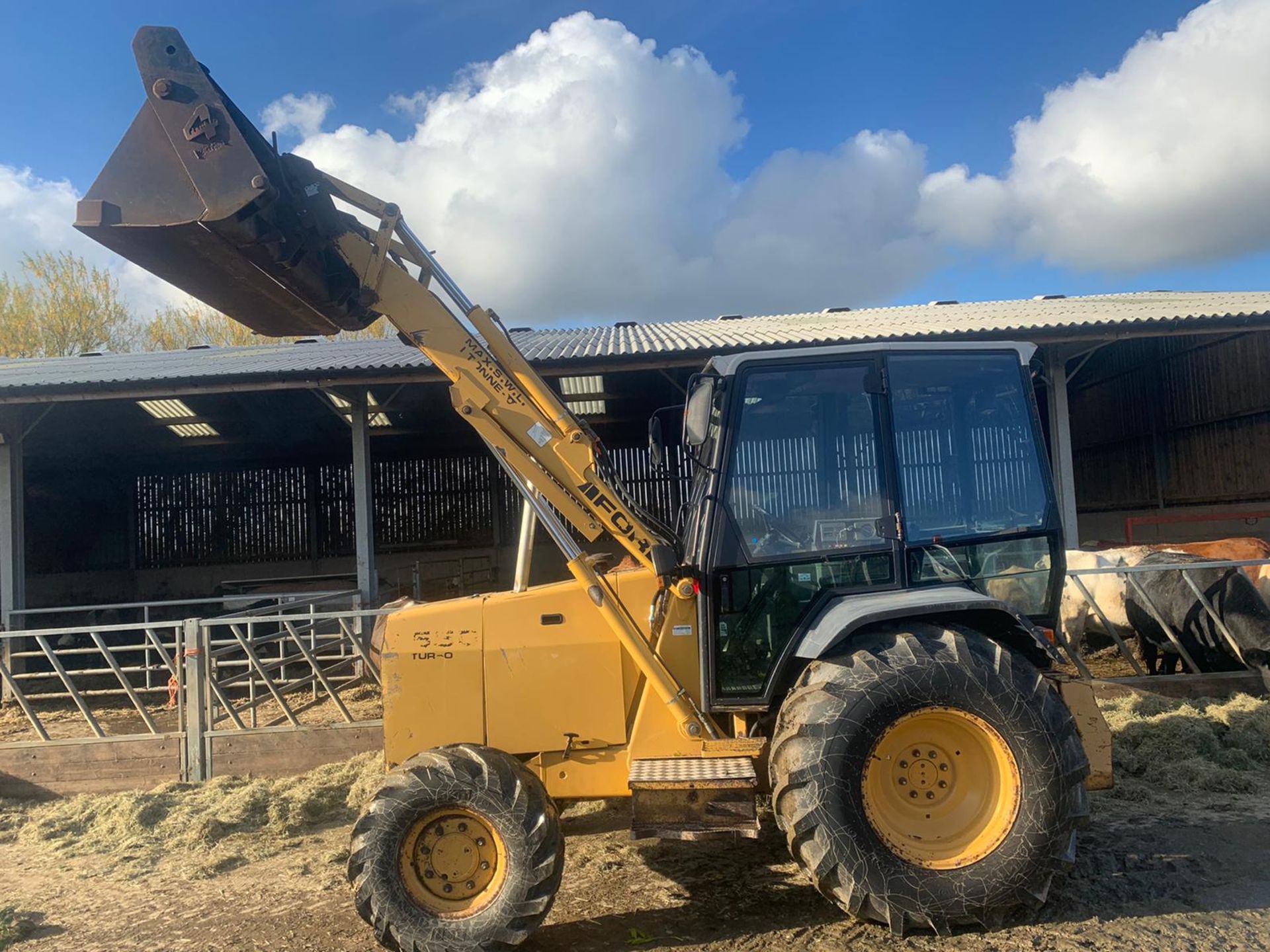 FORD NEW HOLLAND 655 TURBO DIESEL TRACTOR FULL GLASS CAB, C/W LOADER, YEAR 1994 *PLUS VAT* - Image 3 of 11