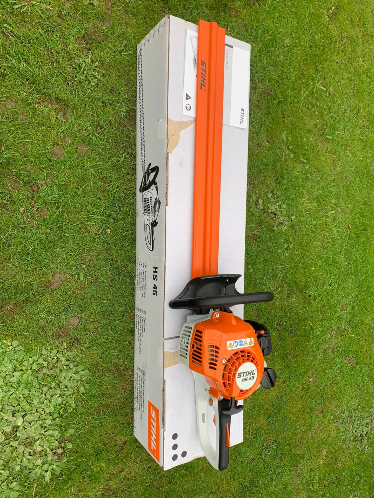 BRAND NEW AND UNUSED STIHL HS45 HEDGE CUTTER, 24" BLADE, COMES WITH MANUAL *NO VAT* - Image 3 of 3