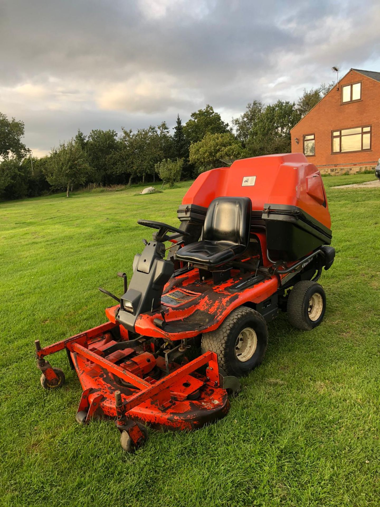 KUBOTA F1900 OUTFRONT DECK R/O MOWER + COLLECTOR,RUNS,DRIVES,CUTS,4WD,DIESEL, LOW HOURS 900 *NO VAT*