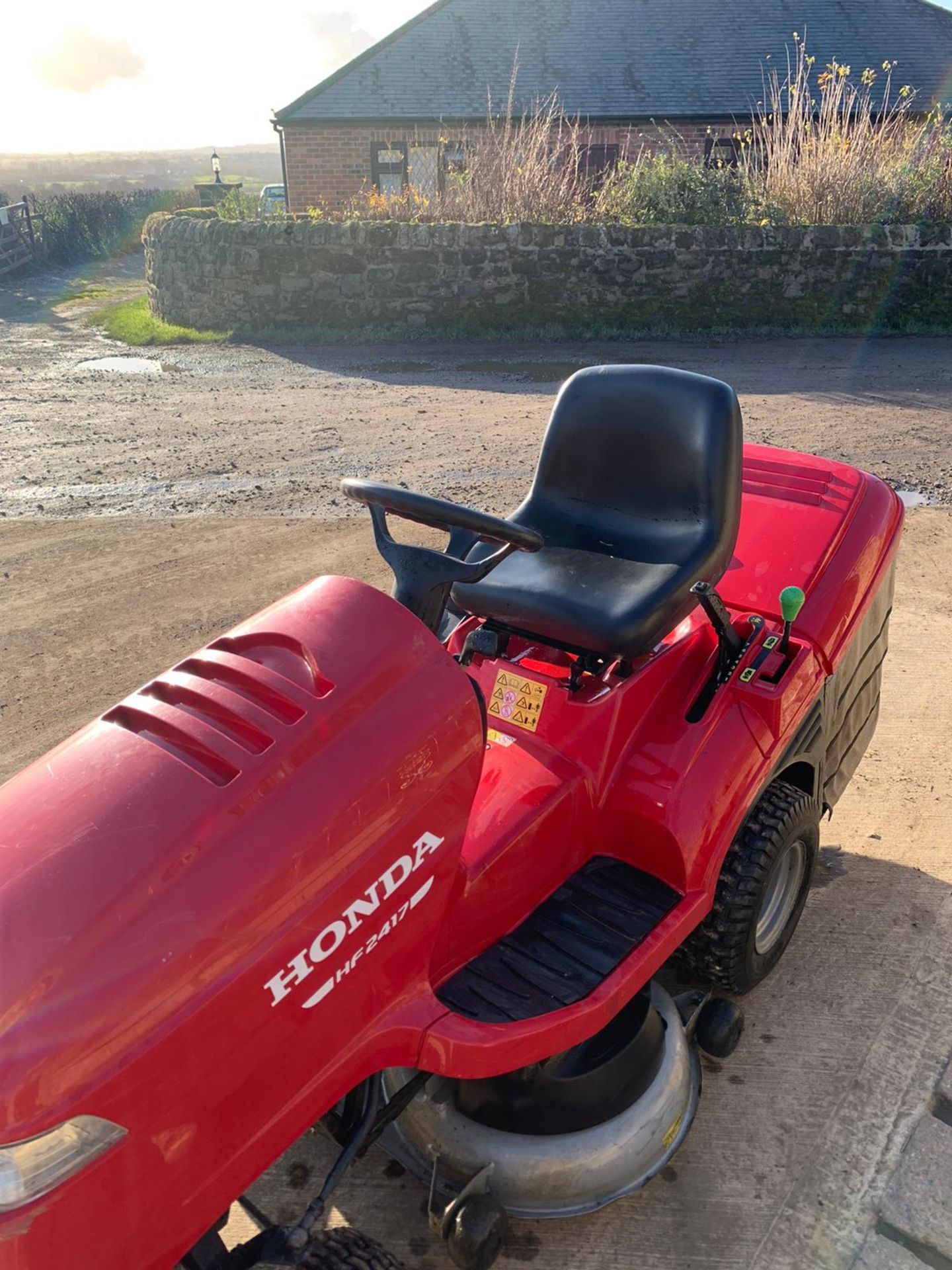 HONDA HF2417 RIDE ON MOWER, RUNS, DRIVES AND CUTS, CLEAN MACHINE, NEW SHAPE, LOW 61 HOURS *NO VAT* - Image 5 of 5