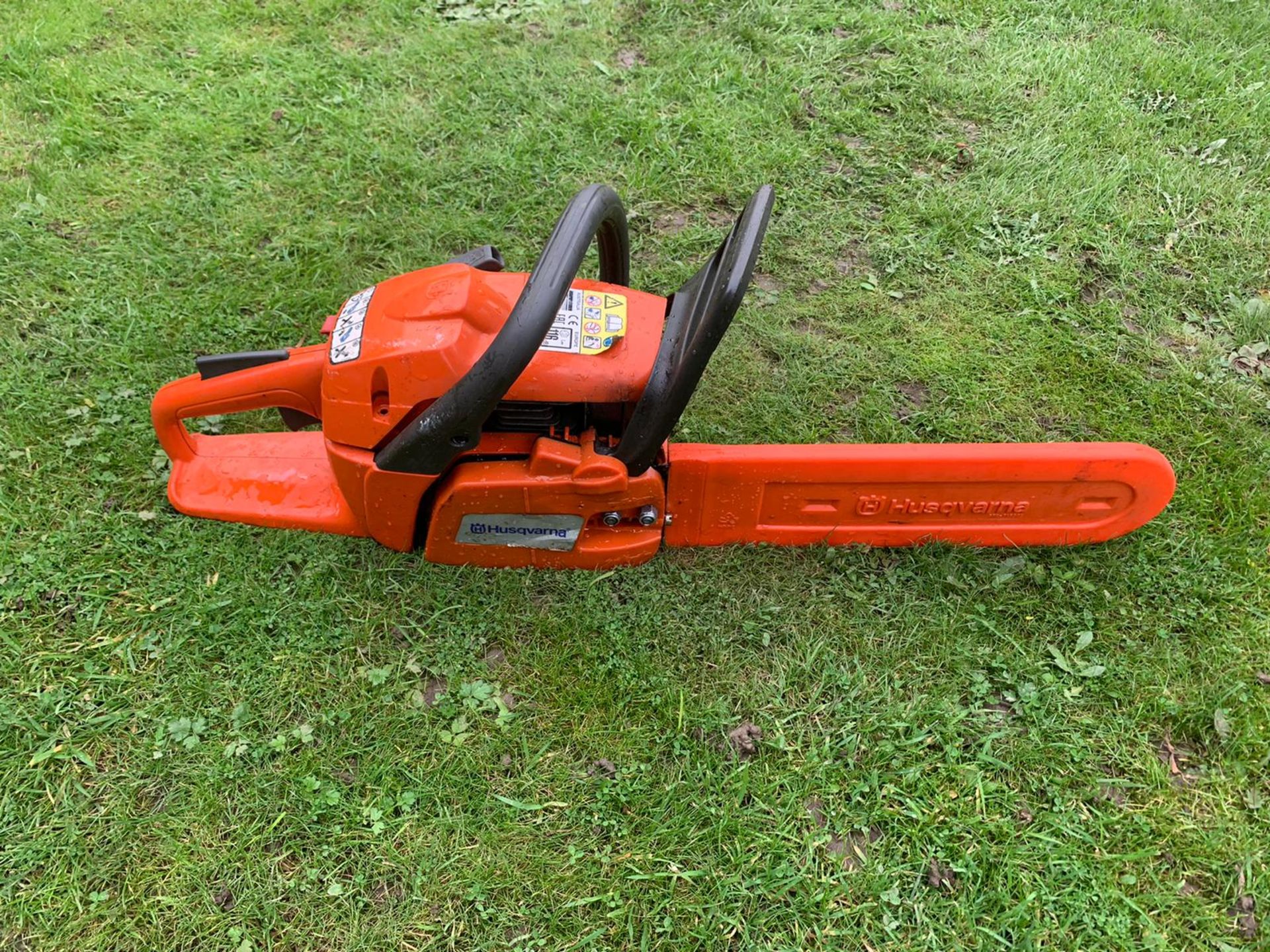 HUSQUVARNA 236 X-TORQ CHAINSAW, C/W CHAIN COVER, CLEAN MACHINE, BOUGHT BRAND NEW 2 YEARS AGO *NO VAT - Image 3 of 4