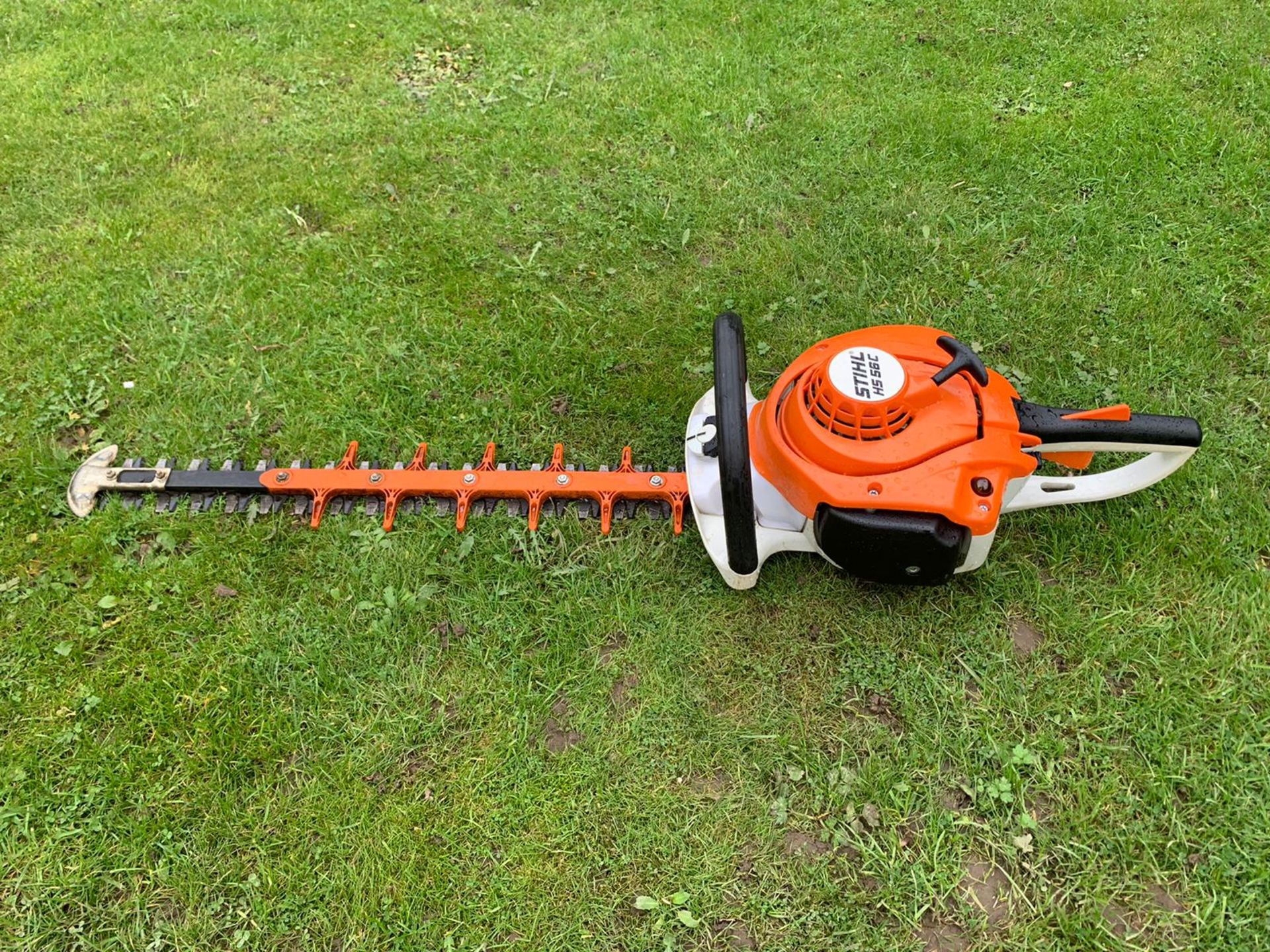 STIHL HS56S HEDGE CUTTER, WORKS, BOUGHT BRAND NEW 2 YEARS AGO, NOT HAD MUCH WORK, EX DEMO CONDITION - Image 3 of 4