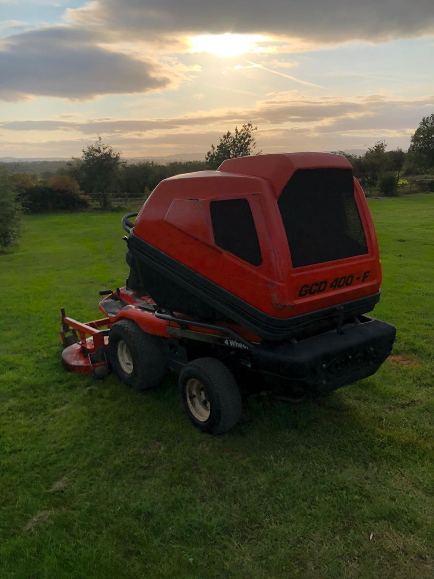 KUBOTA F1900 OUTFRONT DECK R/O MOWER + COLLECTOR,RUNS,DRIVES,CUTS,4WD,DIESEL, LOW HOURS 900 *NO VAT* - Image 4 of 4