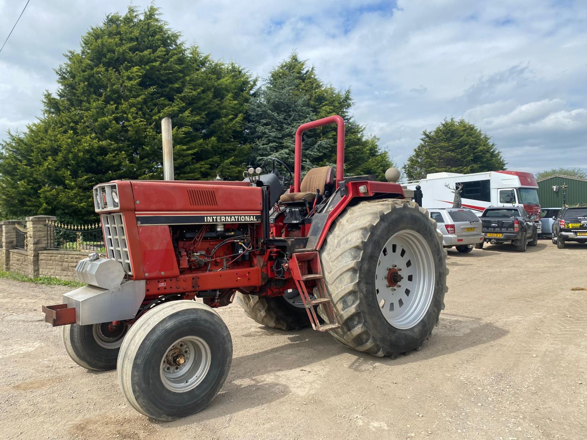 CASE INTERNATIONAL 1085 PULLING TRACTOR, RUNS AND WORKS *PLUS VAT* - Image 4 of 8