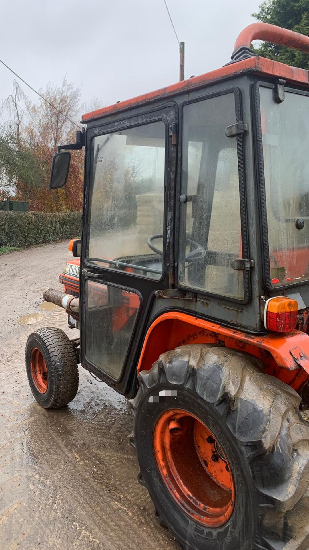 KUBOTA B2150 COMPACT TRACTOR, RUNS AND DRIVES, FULLY GLASS CAB, 2355 HOURS *PLUS VAT* - Image 4 of 5