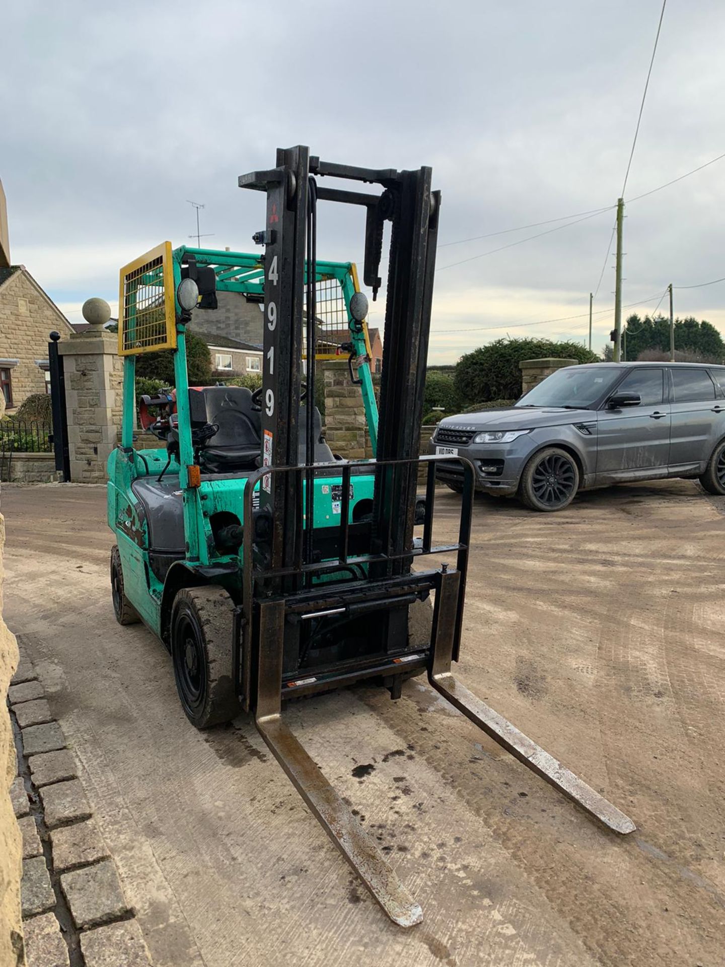 2015 MITSUBISHI FG25NT GAS FORKLIFT, RUNS, DRIVES, LIFTS, CLEAN MACHINE, SIDE SHIFT, CONTAINER SPEC - Image 2 of 5