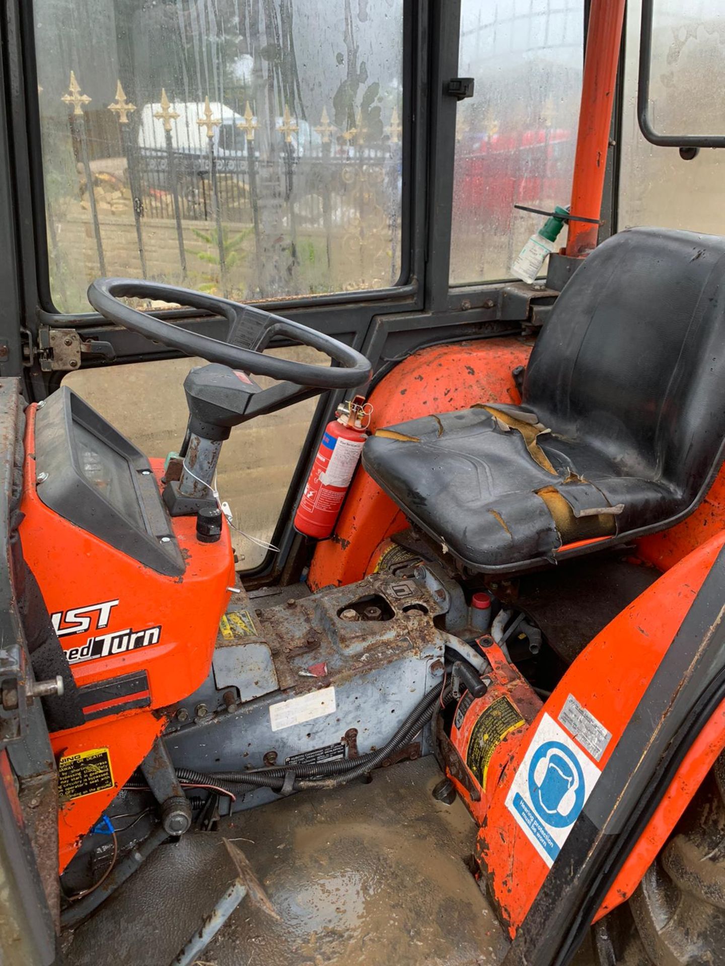 KUBOTA B2150 COMPACT TRACTOR, RUNS AND DRIVES, FULLY GLASS CAB, 1815 HOURS *PLUS VAT* - Image 3 of 5