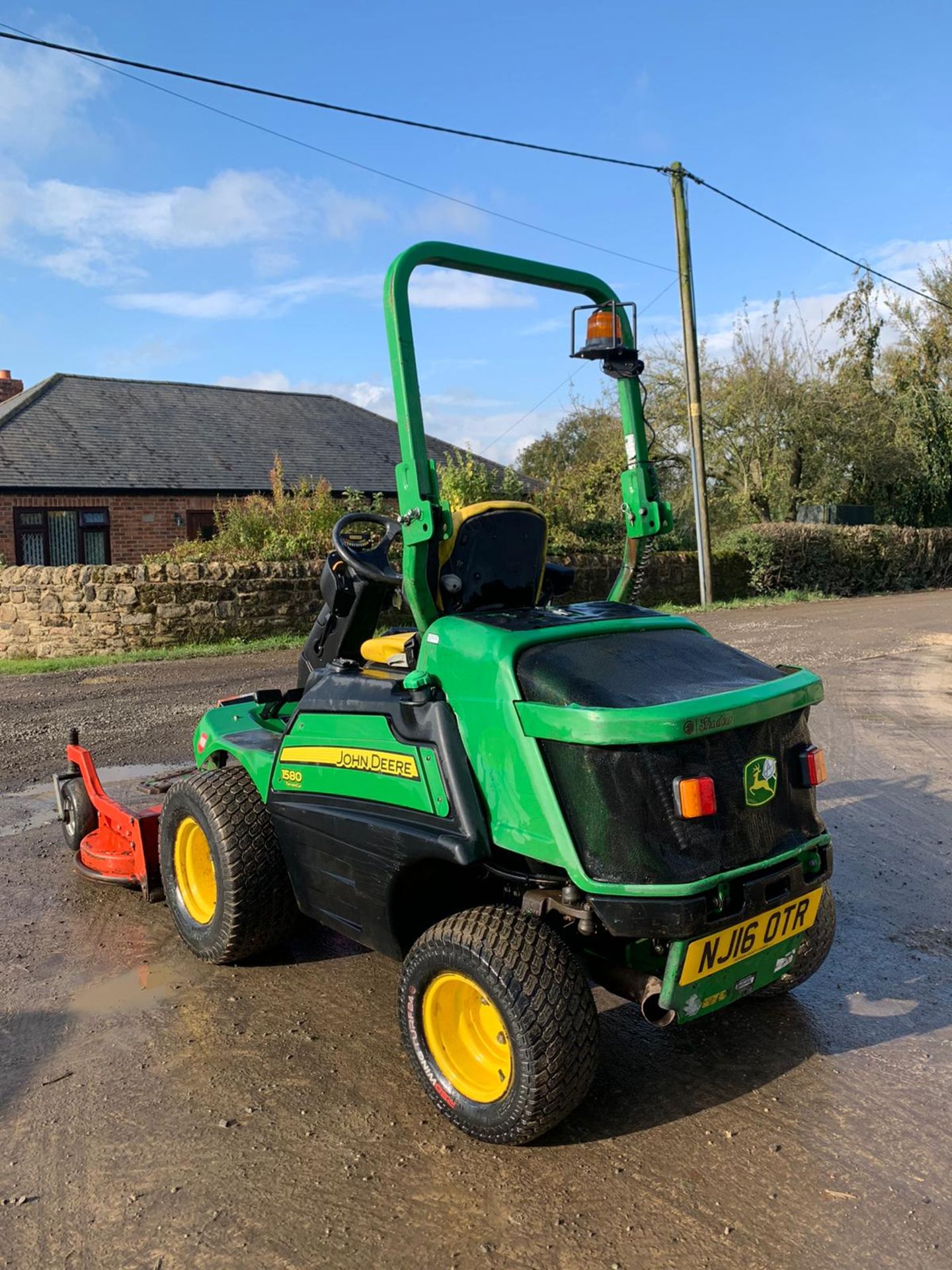 2016 JOHN DEERE 1580 MOWER, RUNS, DRIVES AND CUTS, CLEAN MACHINE, 2135 HOURS, ROAD REGISTERED - Image 4 of 5