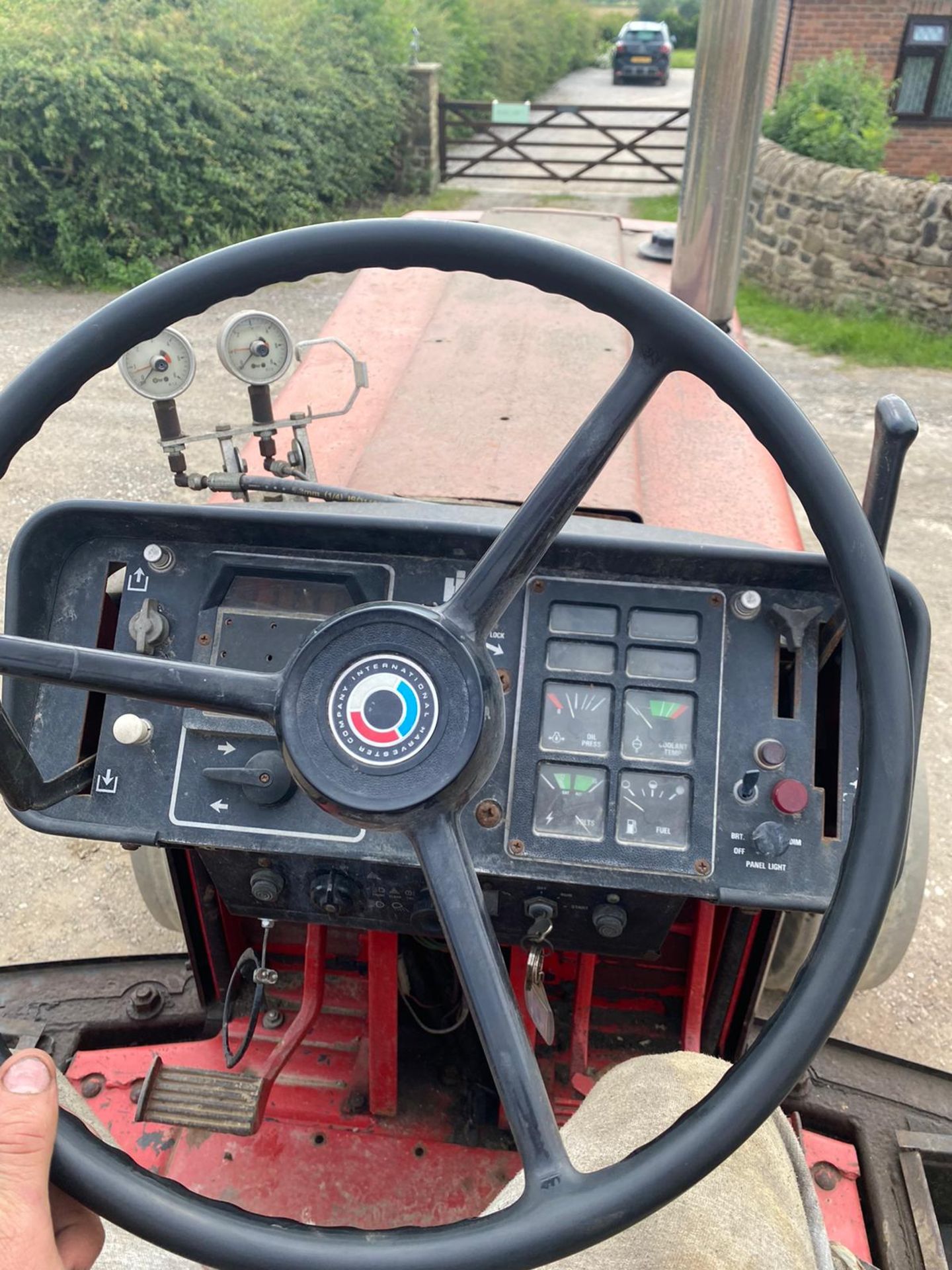 CASE INTERNATIONAL 1085 PULLING TRACTOR, RUNS AND WORKS *PLUS VAT* - Image 7 of 8