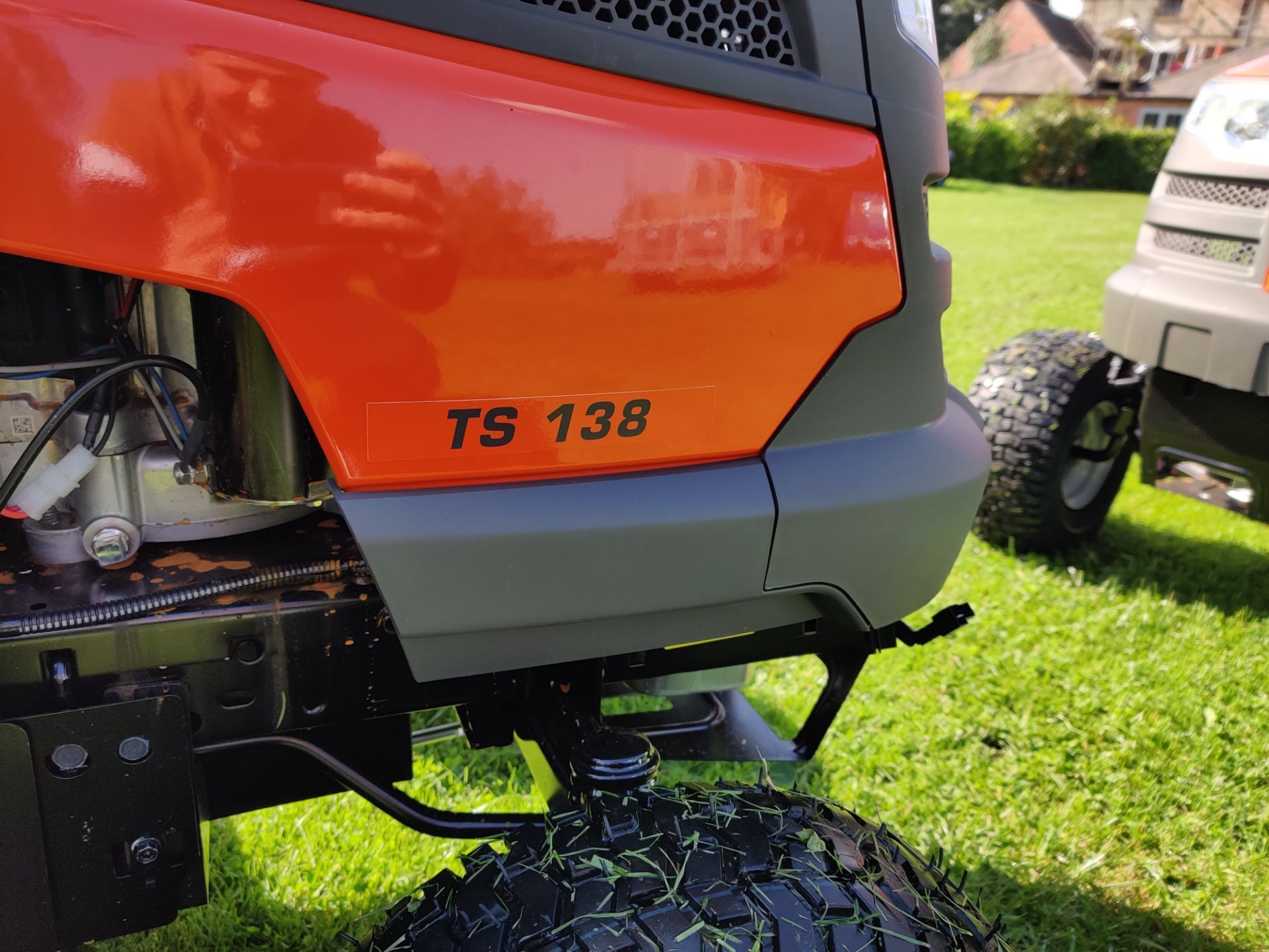 2020 BRAND NEW HUSQVARNA TS138 ROTARY RIDE ON LAWN MOWER -SIDE DISCHARGE *PLUS VAT* - Image 6 of 9