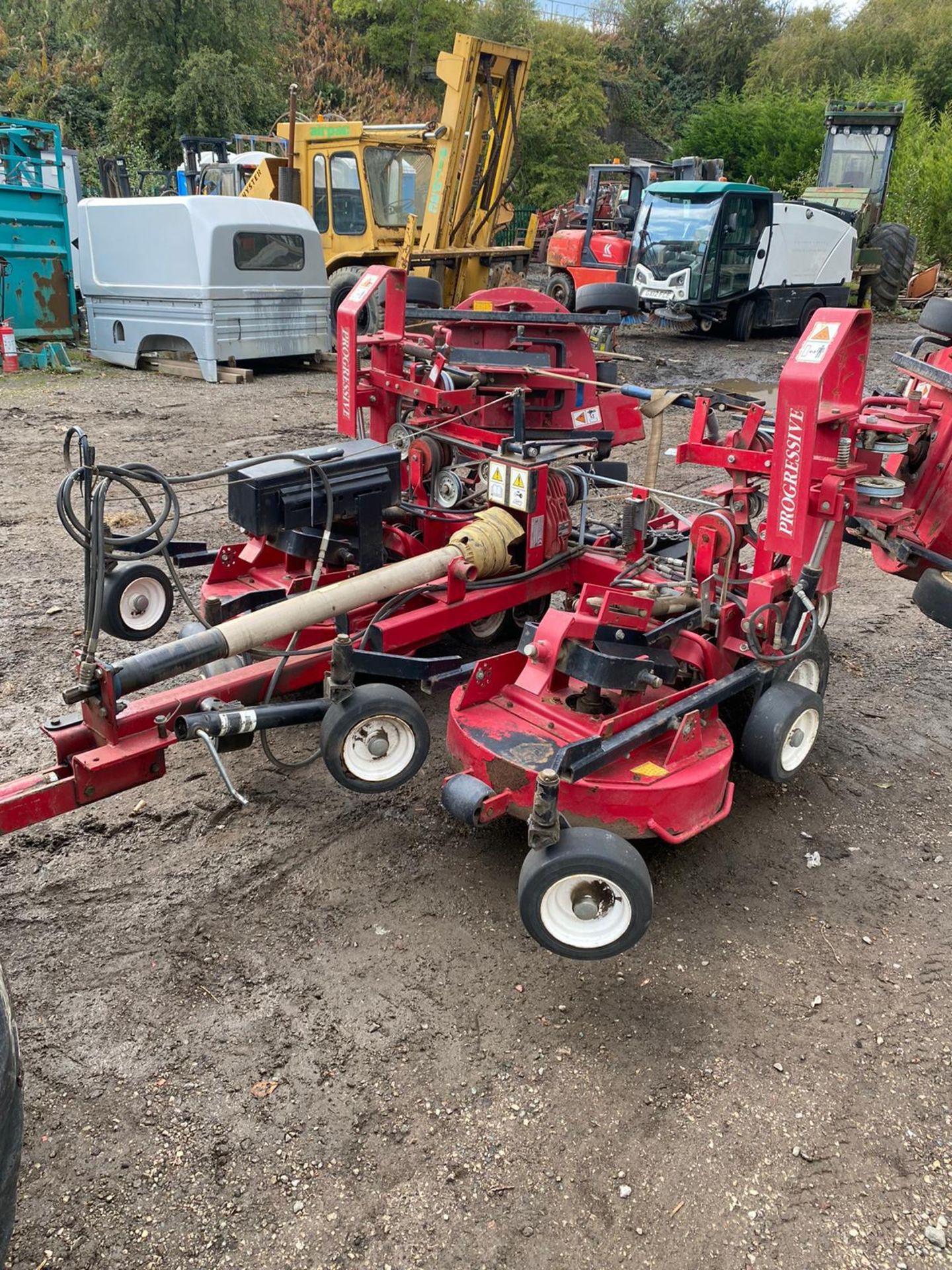 PROGRESSIVE TOW BEHIND GANG MOWER, BELIEVES TO RUN AND CUT BUT NO PTO *PLUS VAT* - Image 5 of 5