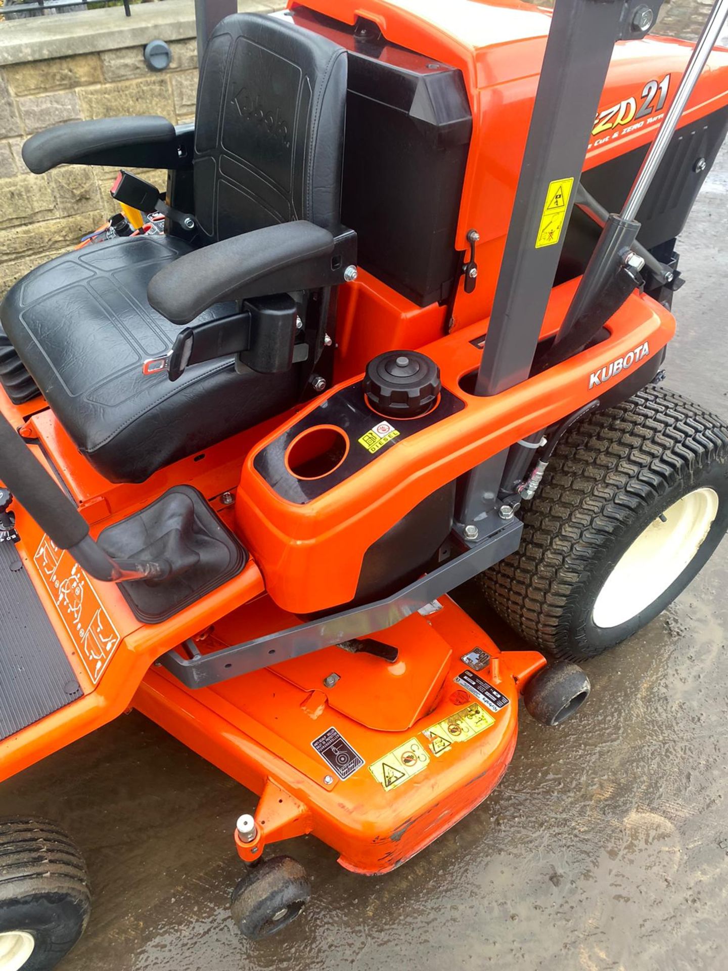 EXDEMO KUBOTA GZD21 ZERO TURN RIDE ON LAWN MOWER HIGH TIP COLLECTOR *NO VAT* - Image 7 of 11