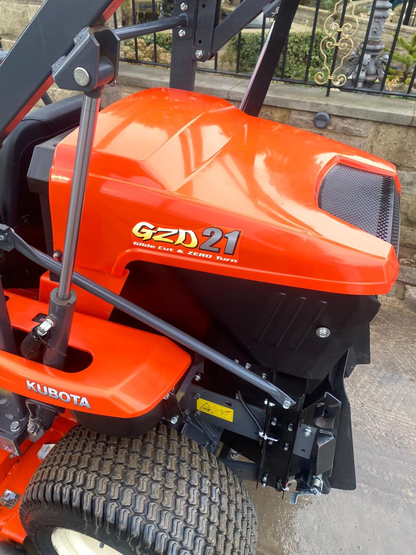 EXDEMO KUBOTA GZD21 ZERO TURN RIDE ON LAWN MOWER HIGH TIP COLLECTOR *NO VAT* - Image 6 of 11