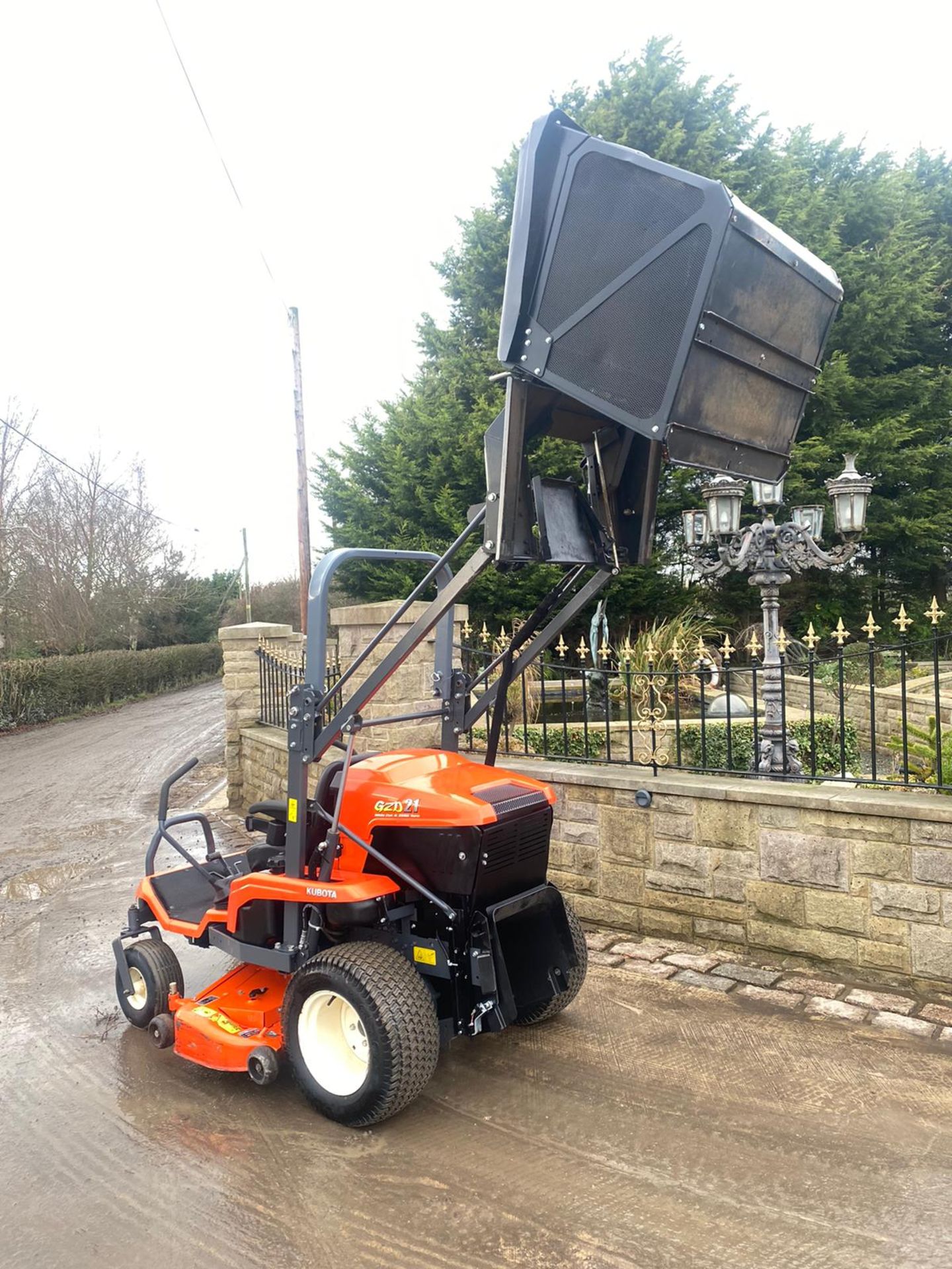 EXDEMO KUBOTA GZD21 ZERO TURN RIDE ON LAWN MOWER HIGH TIP COLLECTOR *NO VAT* - Image 2 of 11