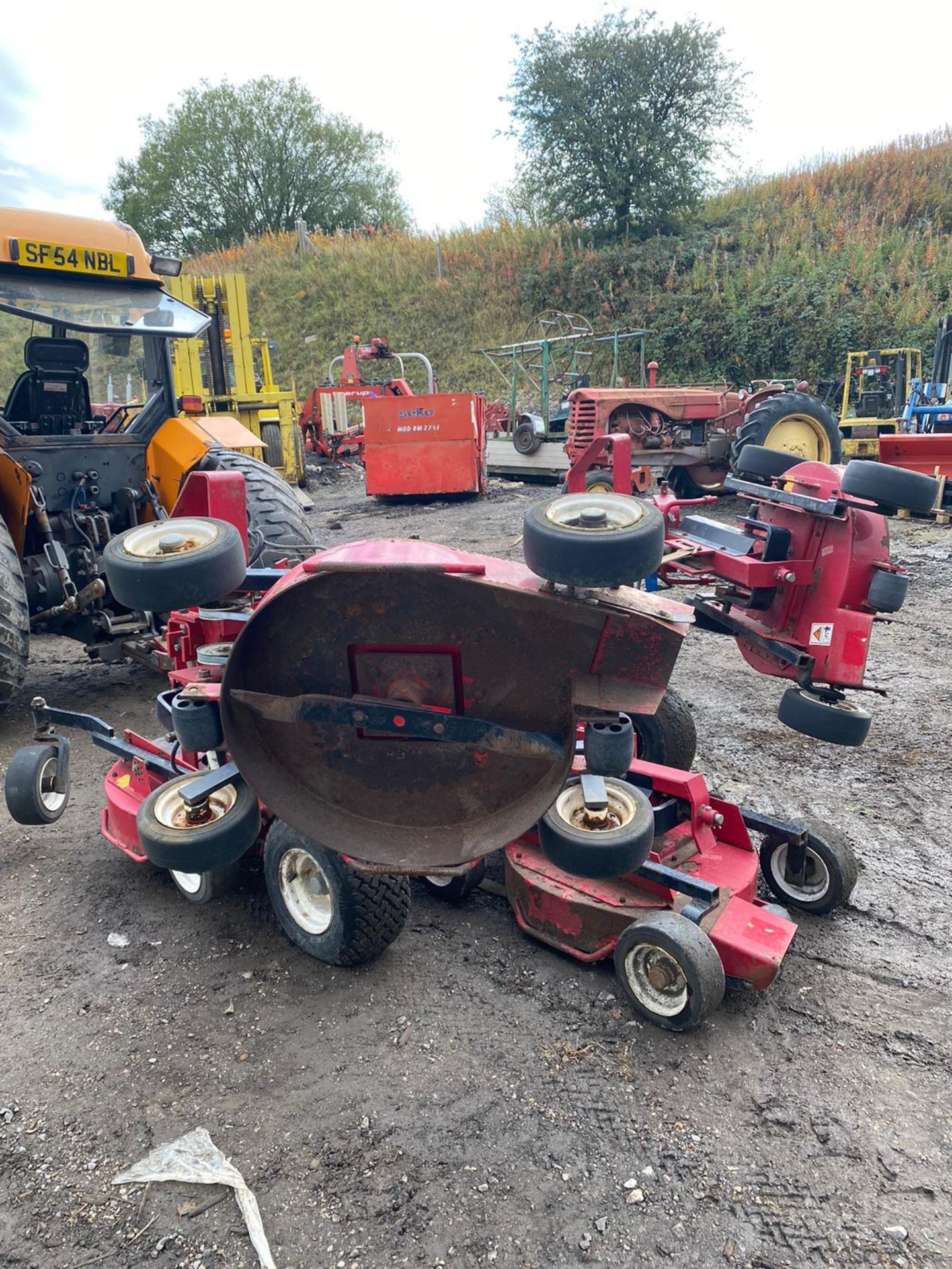 PROGRESSIVE TOW BEHIND GANG MOWER, BELIEVES TO RUN AND CUT BUT NO PTO *PLUS VAT* - Image 4 of 5