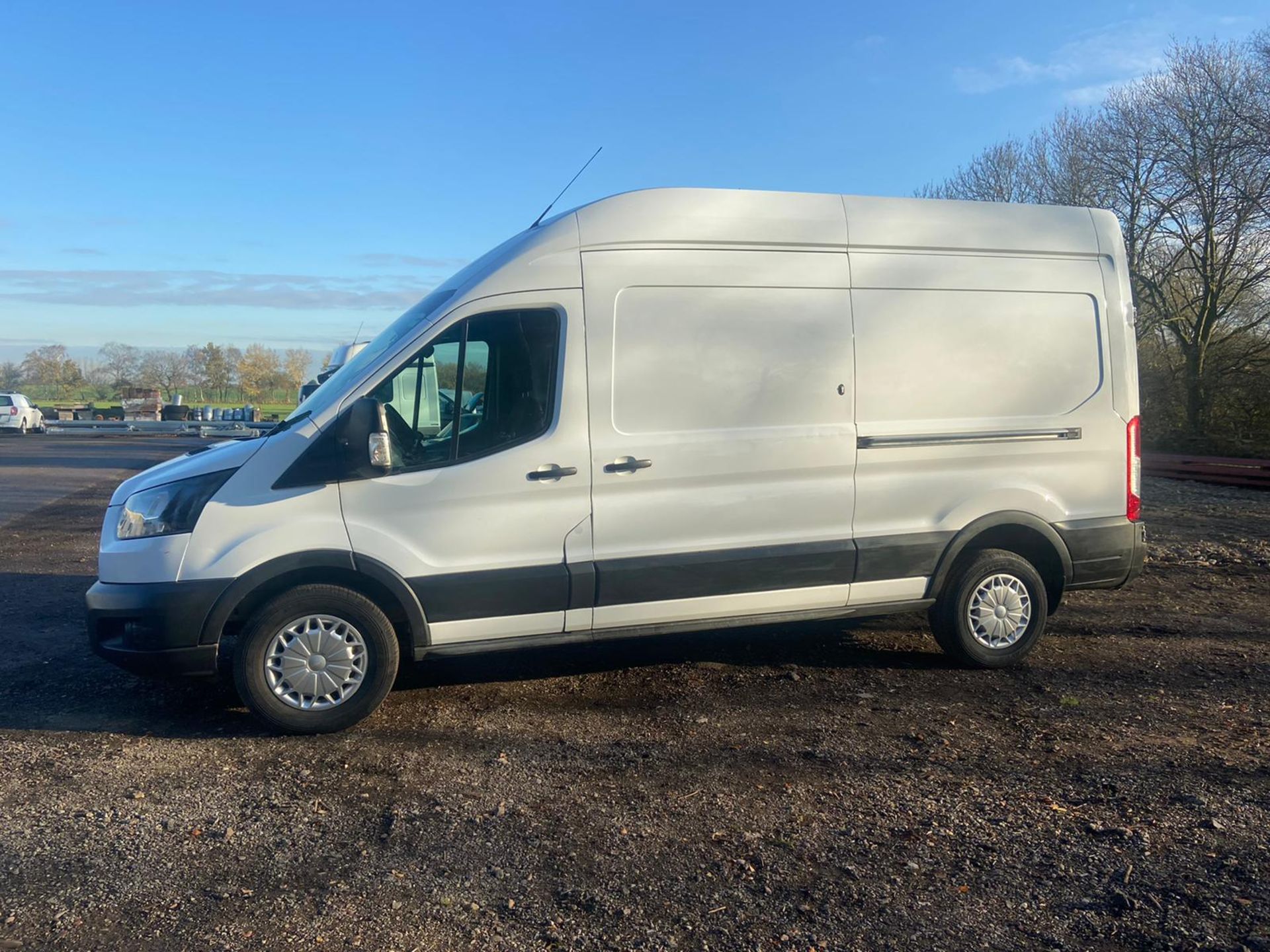 2017/17 REG FORD TRANSIT 350 2.0 DIESEL WHITE PANEL VAN, SHOWING 0 FORMER KEEPERS *PLUS VAT* - Image 4 of 12