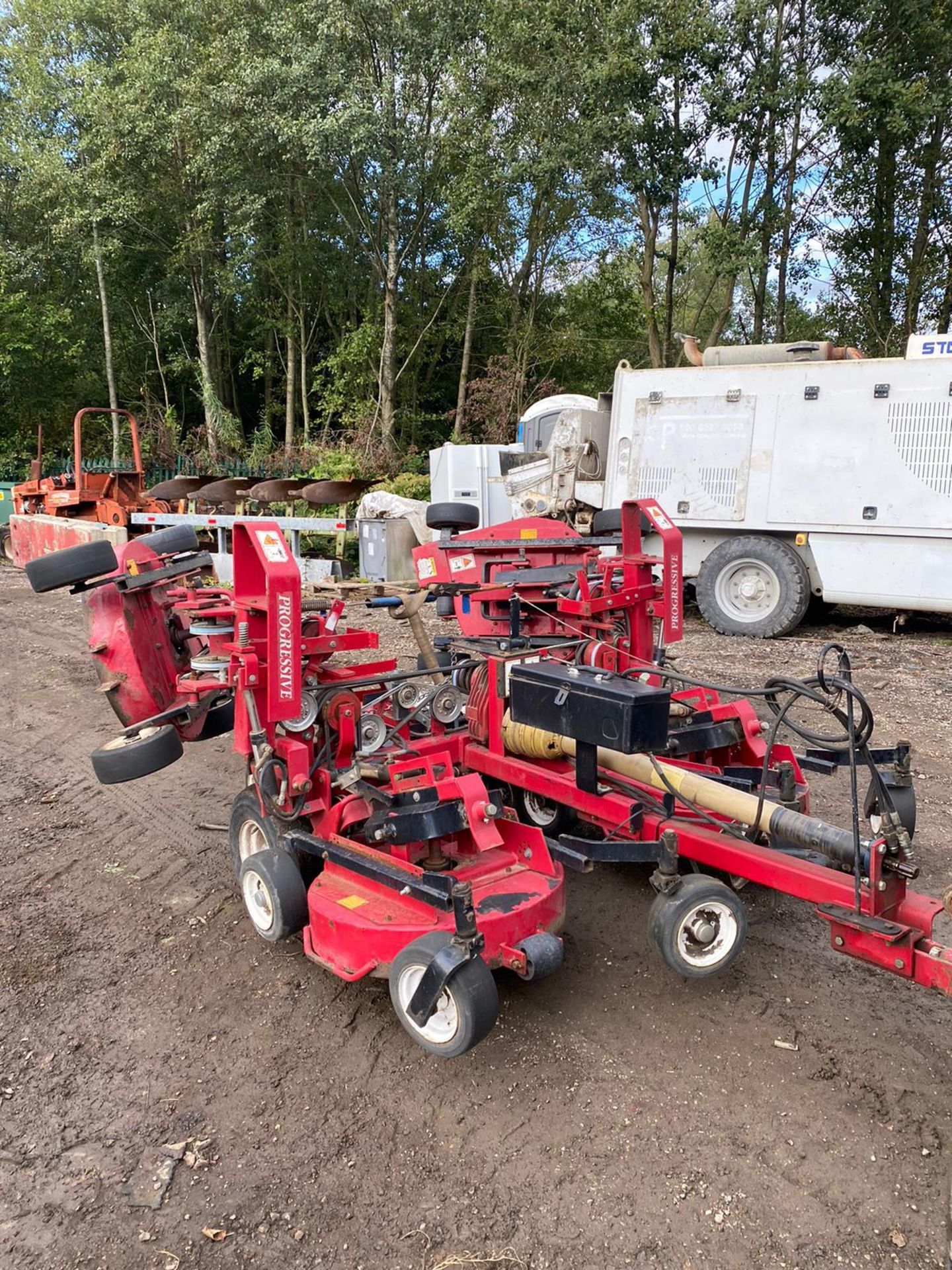 PROGRESSIVE TOW BEHIND GANG MOWER, BELIEVES TO RUN AND CUT BUT NO PTO *PLUS VAT*