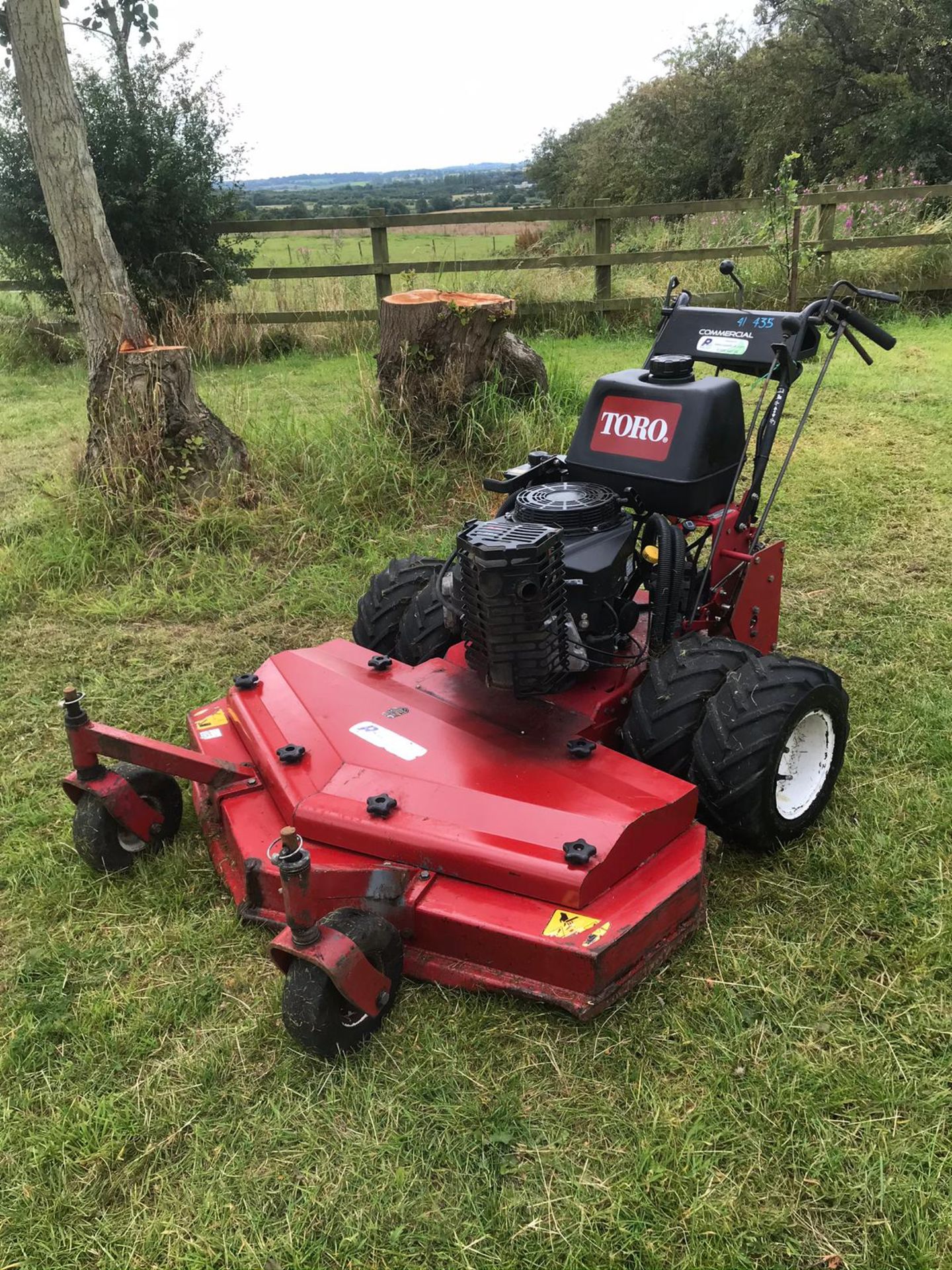 2010 TORO PEDESTRIAN WALK BEHIND MOWER, RUNS DRIVES CUTS CLEAN MACHINE, TWIN WHEELED, SELF PROPELLED - Image 3 of 4