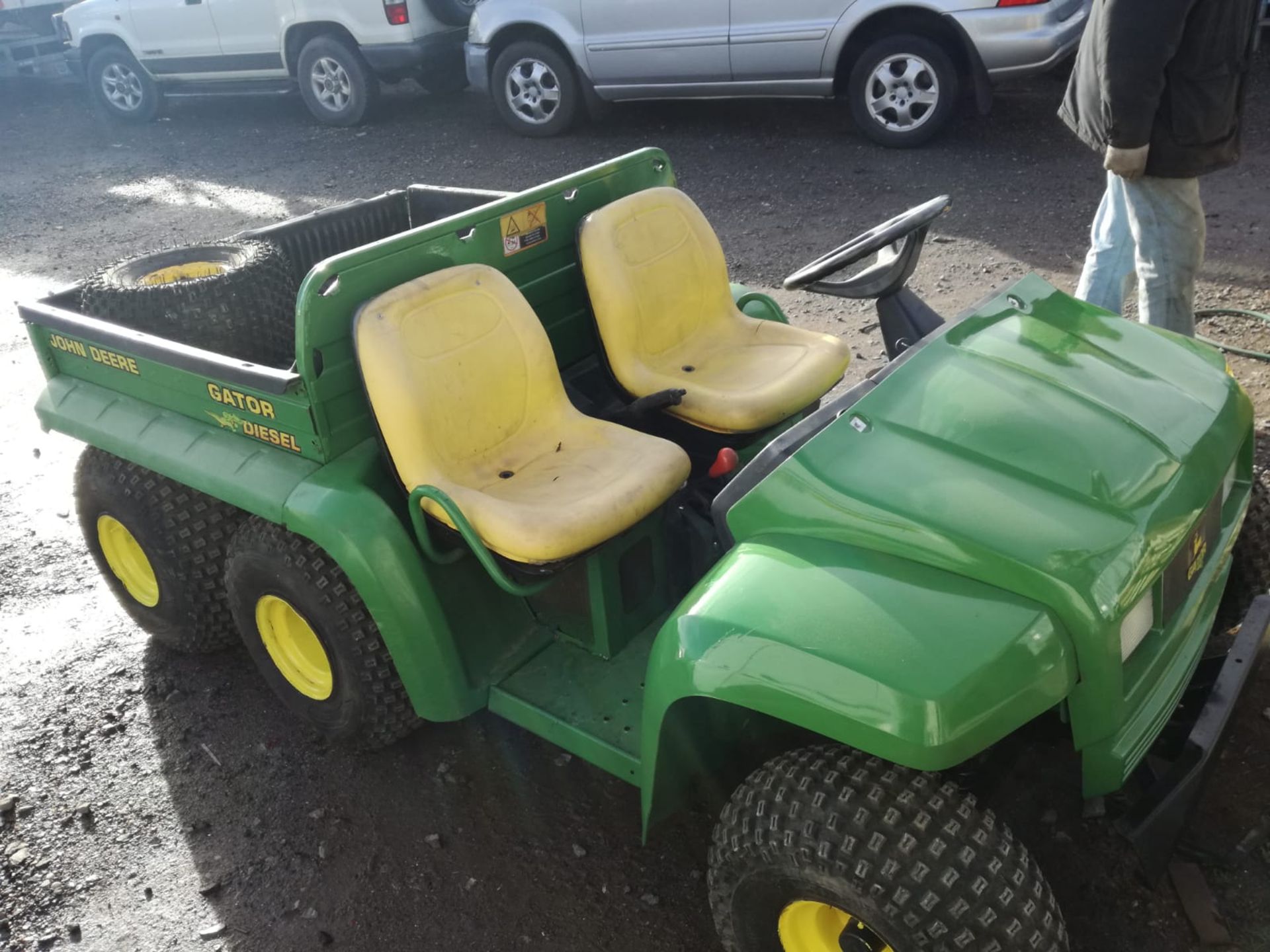 John deere gator 6 wheel 4x4 .crica 2010 3500 hrs use .light on the ground. electric tipper - Image 5 of 6