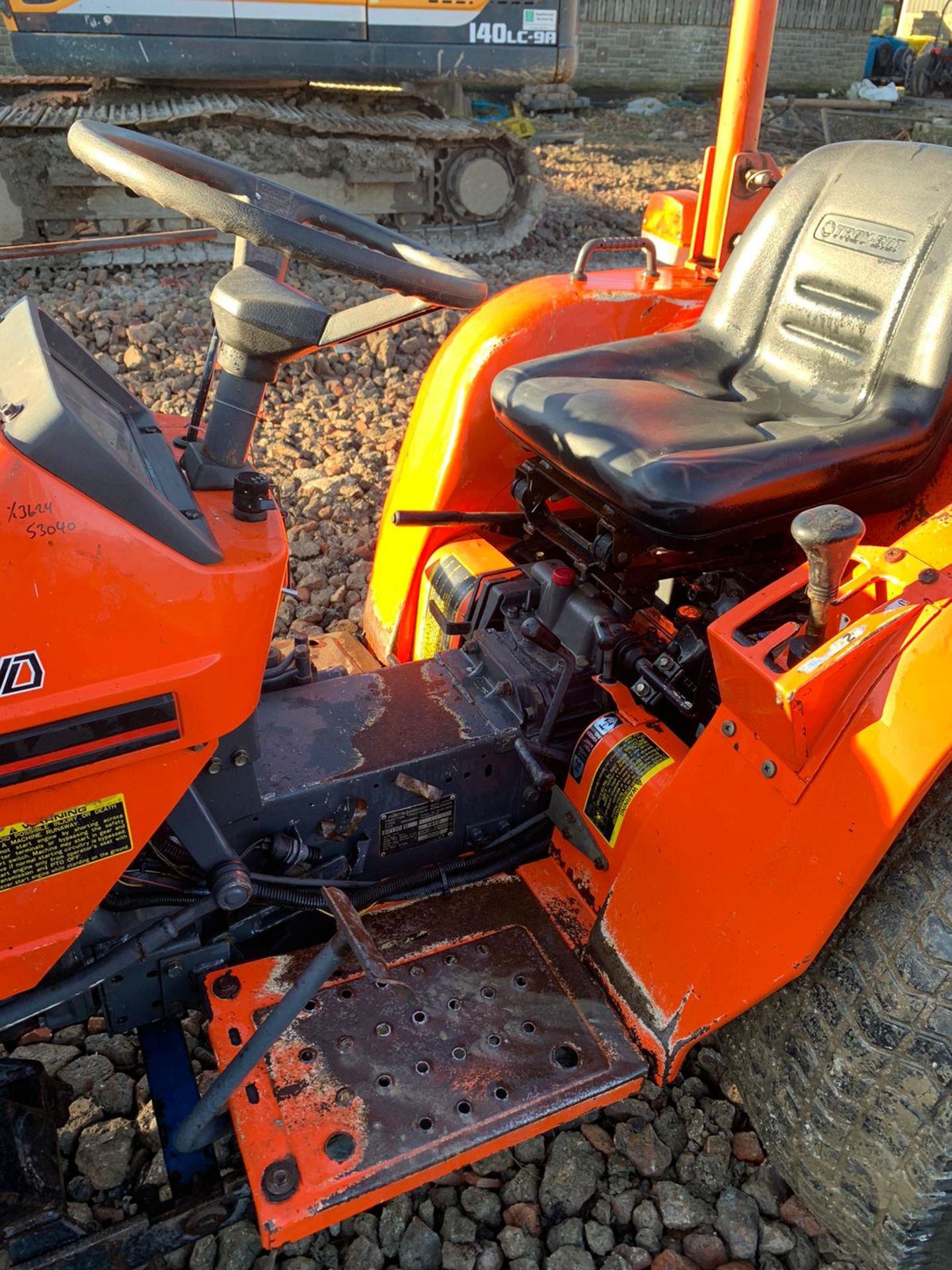 KUBOTA B2150 COMPACT TRACTOR, C/W LOADER AND BUCKET, RUNS, DRIVES AND DIGS, LOW 2910 HOURS *PLUS VAT - Image 3 of 5