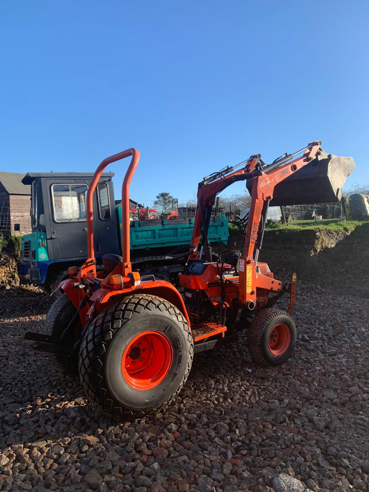 KUBOTA B2150 COMPACT TRACTOR, C/W LOADER AND BUCKET, RUNS, DRIVES AND DIGS, LOW 2910 HOURS *PLUS VAT - Image 5 of 5