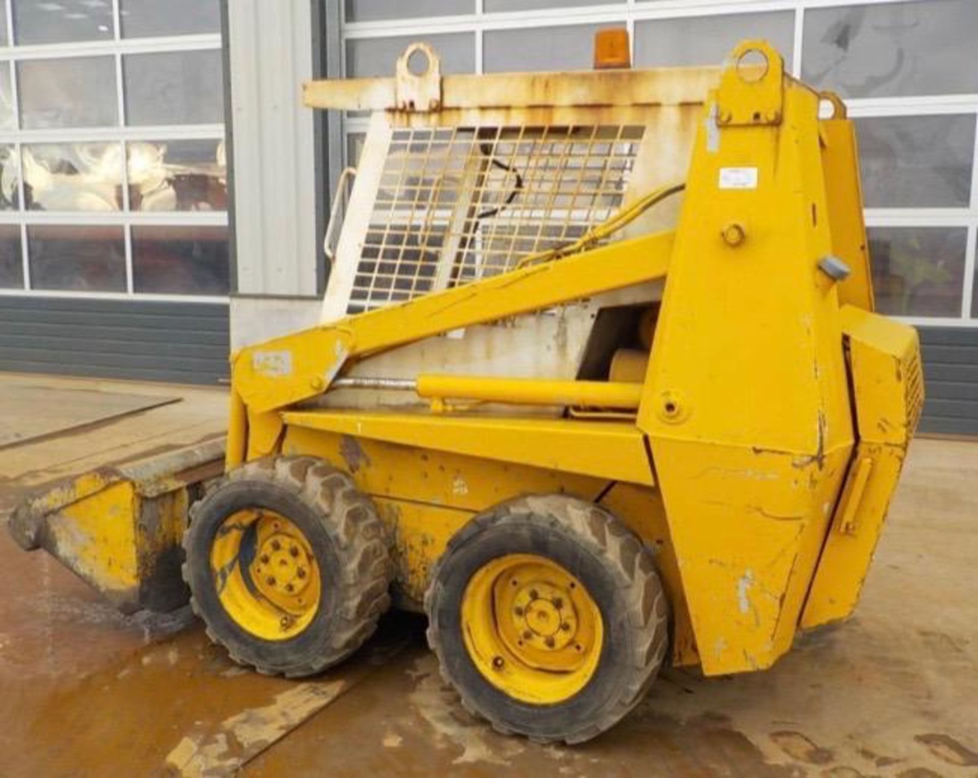 CASE 1840B SKID STEER LOADER, STARTS, RUNS, DRIVES AND WORKS AS IT SHOULD, PIPED FOR 3RD SERVICE - Image 4 of 6