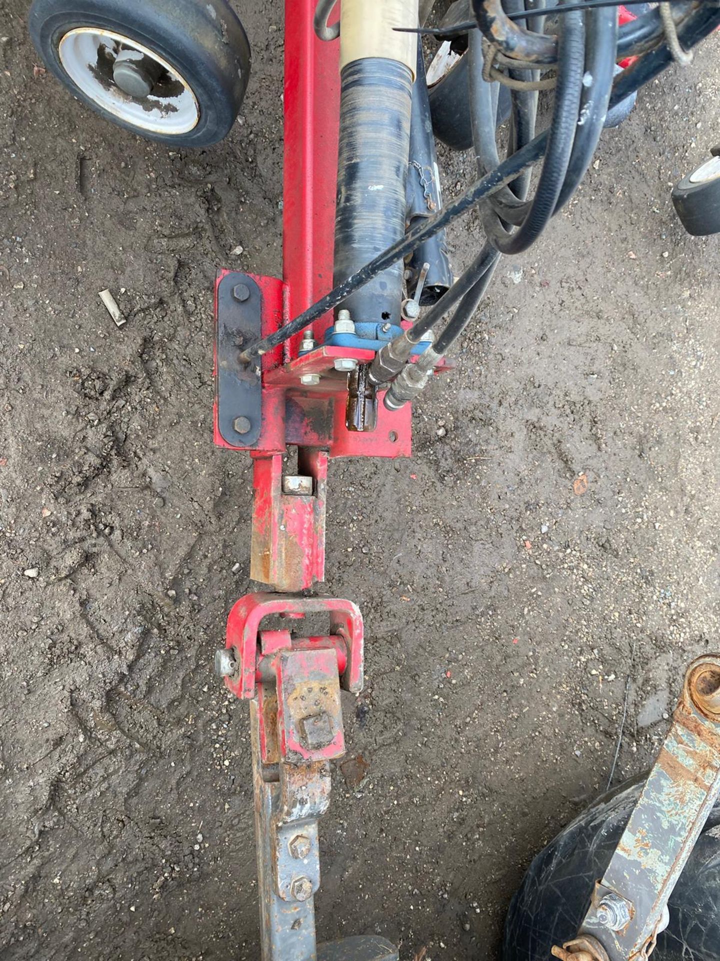 PROGRESSIVE TOW BEHIND GANG MOWER, BELIEVES TO RUN AND CUT BUT NO PTO *PLUS VAT* - Image 2 of 5