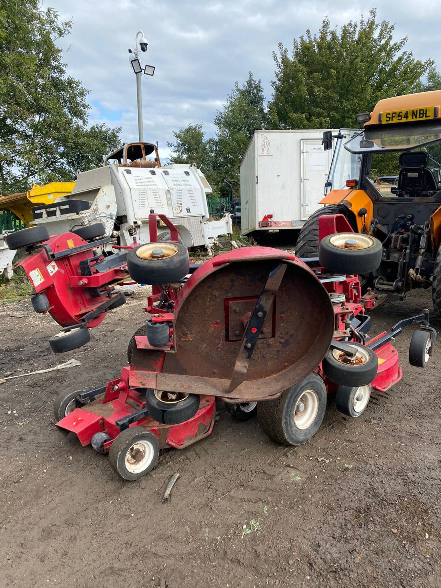 PROGRESSIVE TOW BEHIND GANG MOWER, BELIEVES TO RUN AND CUT BUT NO PTO *PLUS VAT* - Image 3 of 5