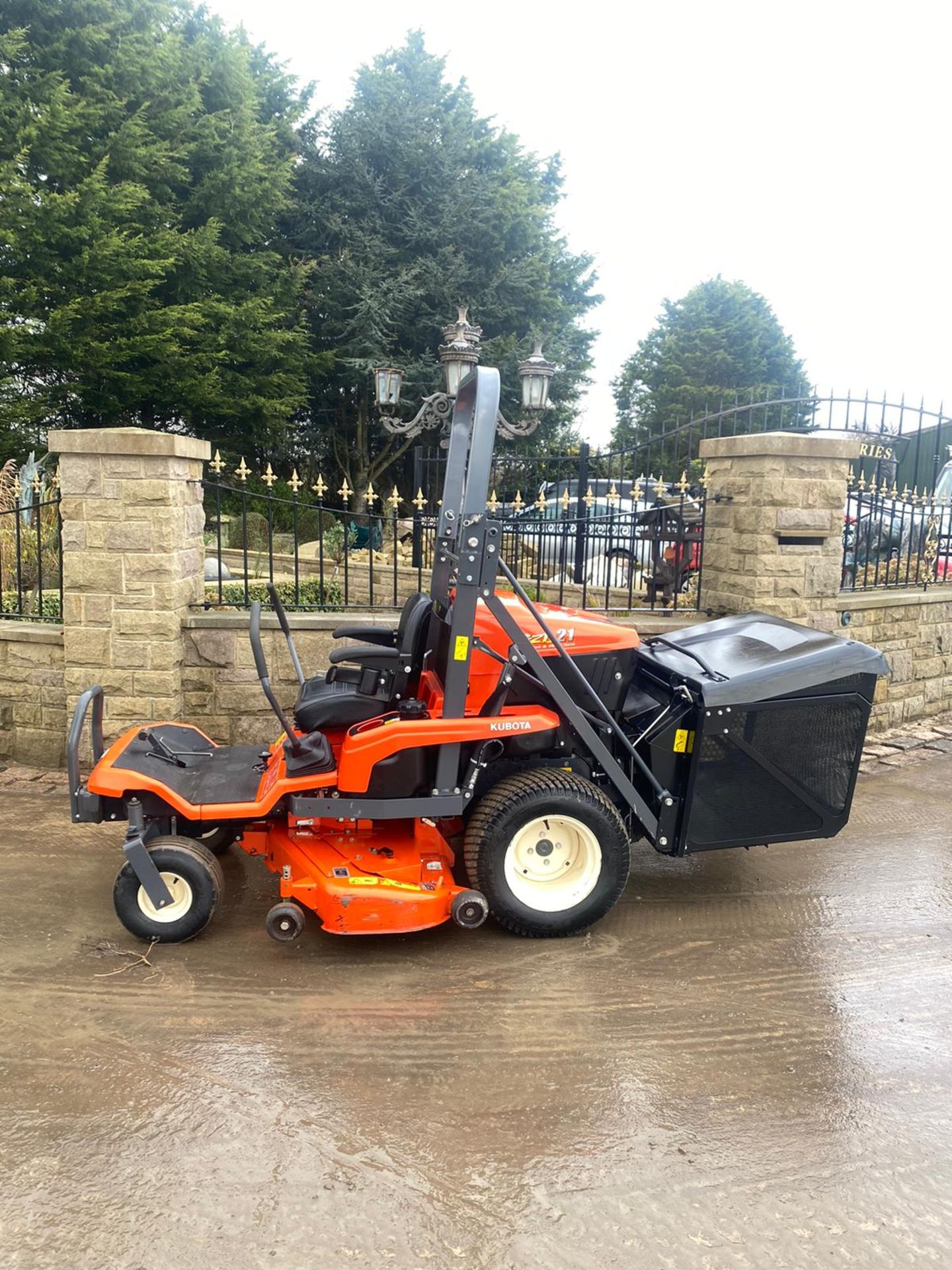 EXDEMO KUBOTA GZD21 ZERO TURN RIDE ON LAWN MOWER HIGH TIP COLLECTOR *NO VAT* - Image 4 of 11