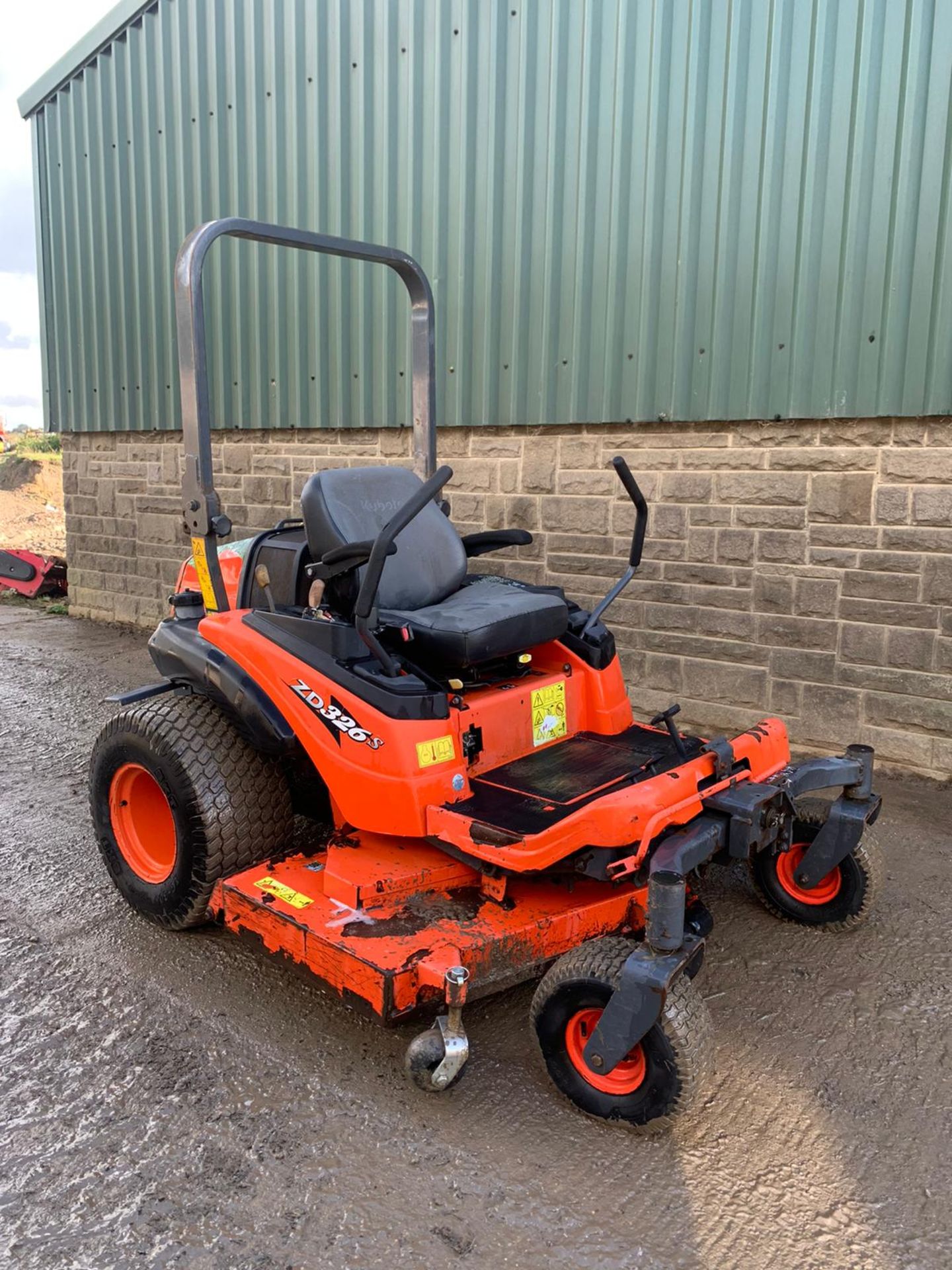 KUBOTA ZD326S ZERO TURN MOWER, RUNS, DRIVES AND CUTS, CLEAN MACHINE *PLUS VAT*