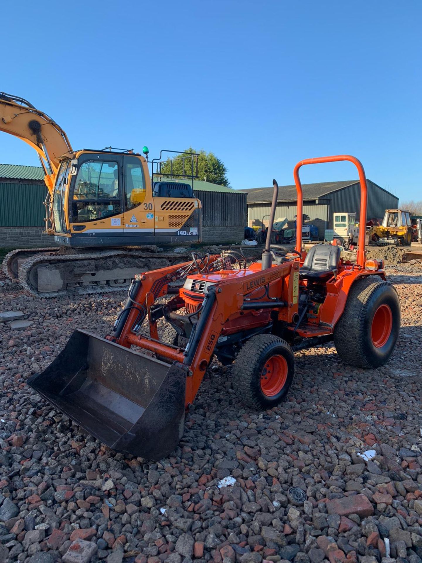 KUBOTA B2150 COMPACT TRACTOR, C/W LOADER AND BUCKET, RUNS, DRIVES AND DIGS, LOW 2910 HOURS *PLUS VAT - Image 4 of 5