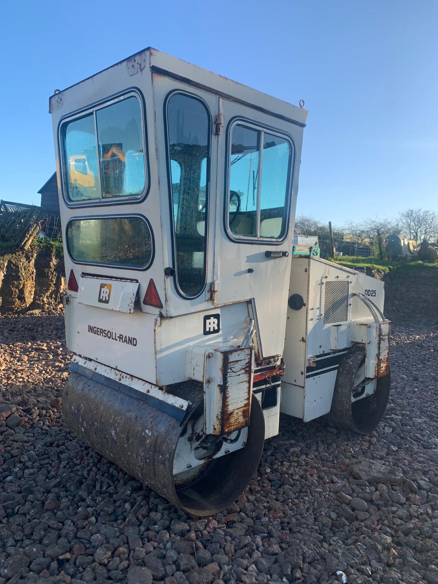 INGERSOLL RAND DD25 ROLLER, TWIN DRUM ROLLER, 1250MM DRUMS, CLEAN MACHINE, FULLY GLASS CAB *PLUS VAT - Image 4 of 5