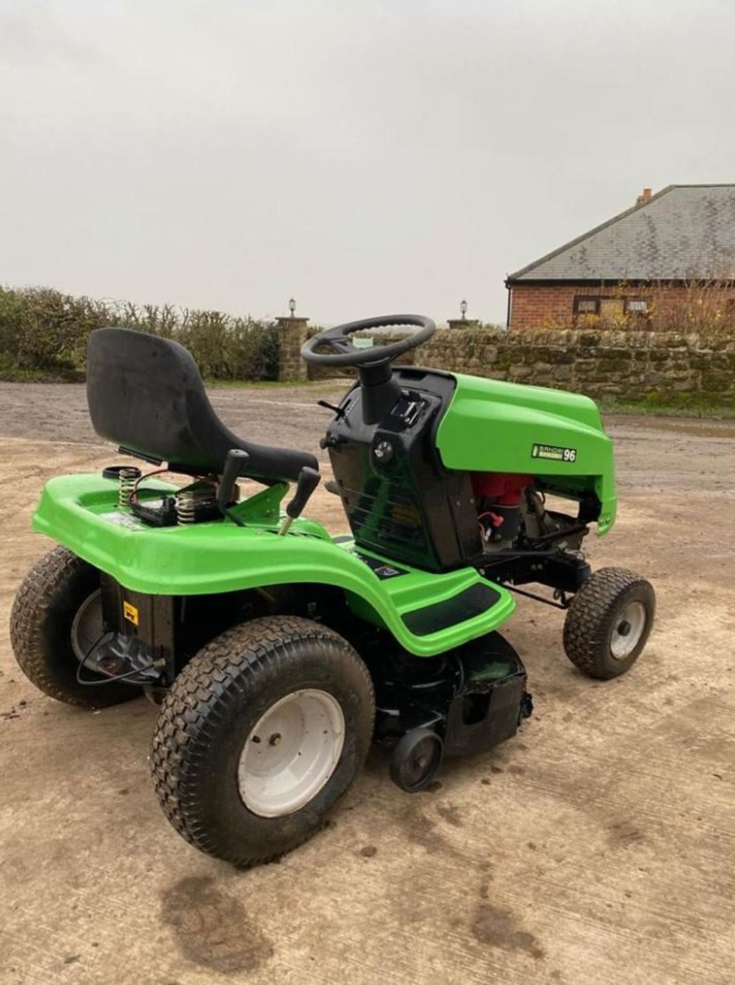 MTD MASTERCUT 125/96 RIDE ON MOWER, RUNS, DRIVES AND CUTS, CLEAN MACHINE *NO VAT* - Image 4 of 6