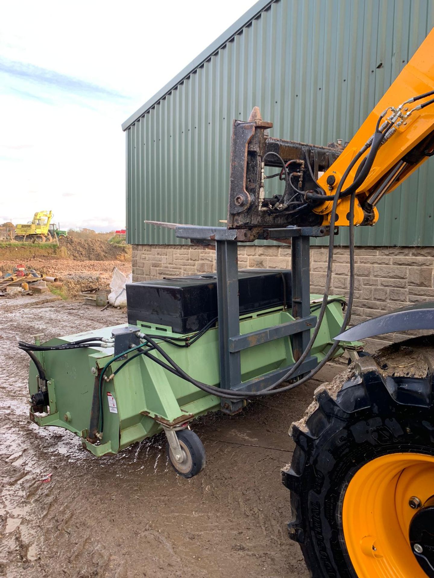 DMX SWEEPER SOLUTION SWEEPER BUCKET, ALL WORKS, CLEAN MACHINE, HYDRAULIC DRIVEN *PLUS VAT* - Image 5 of 6