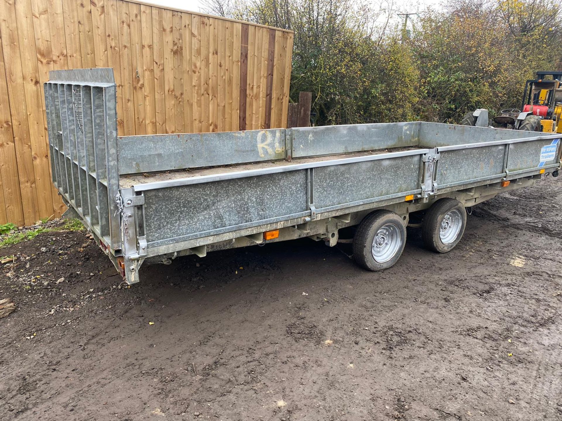 IFOR WILLIAMS HYDRAULIC TILT BED TRAILER, REAR DROP DOWN RAMP AND DROP SIDES, 16FT X 6FT 6" - Image 2 of 4