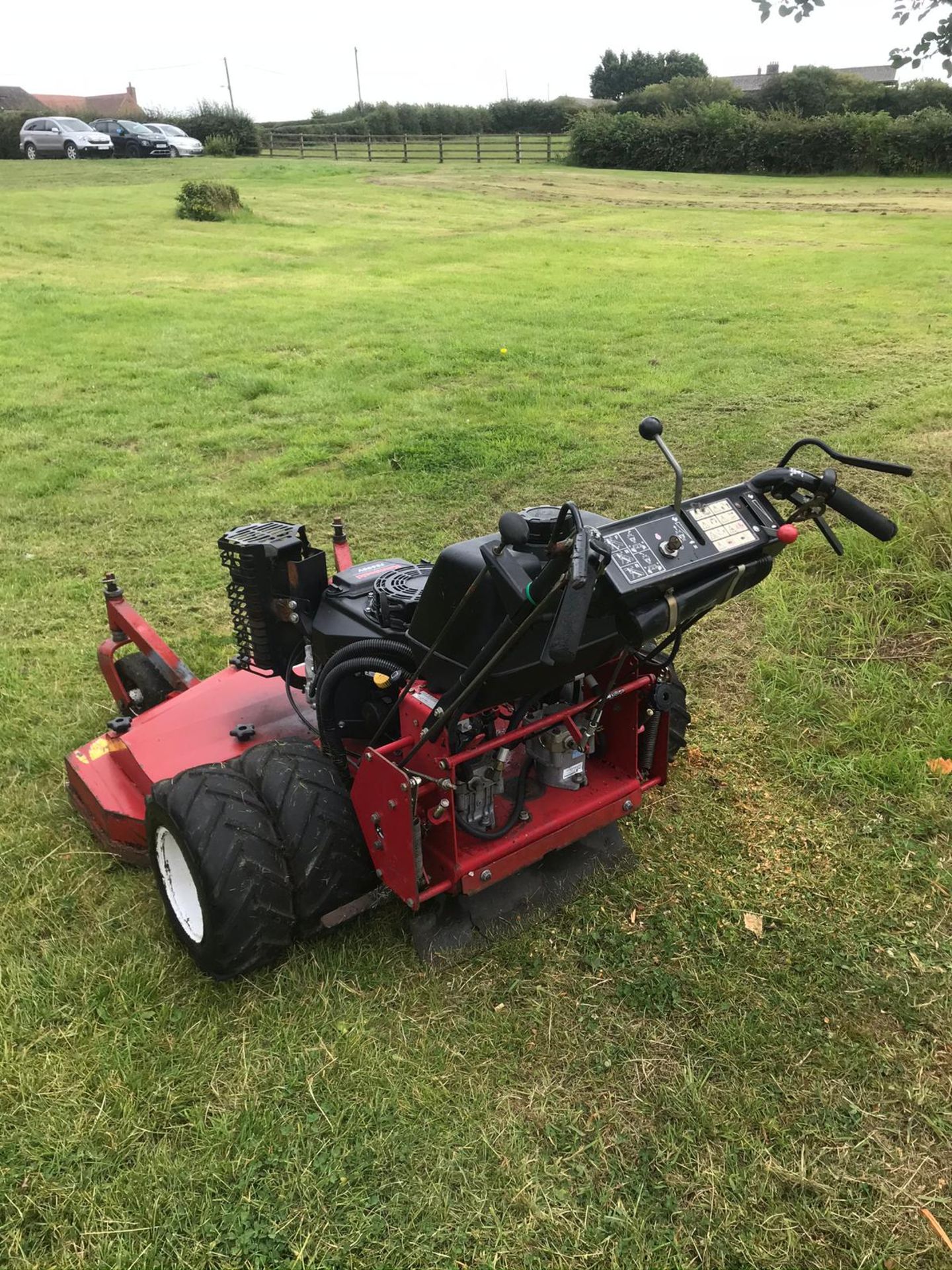 2010 TORO PEDESTRIAN WALK BEHIND MOWER, RUNS DRIVES CUTS CLEAN MACHINE, TWIN WHEELED, SELF PROPELLED - Image 4 of 4