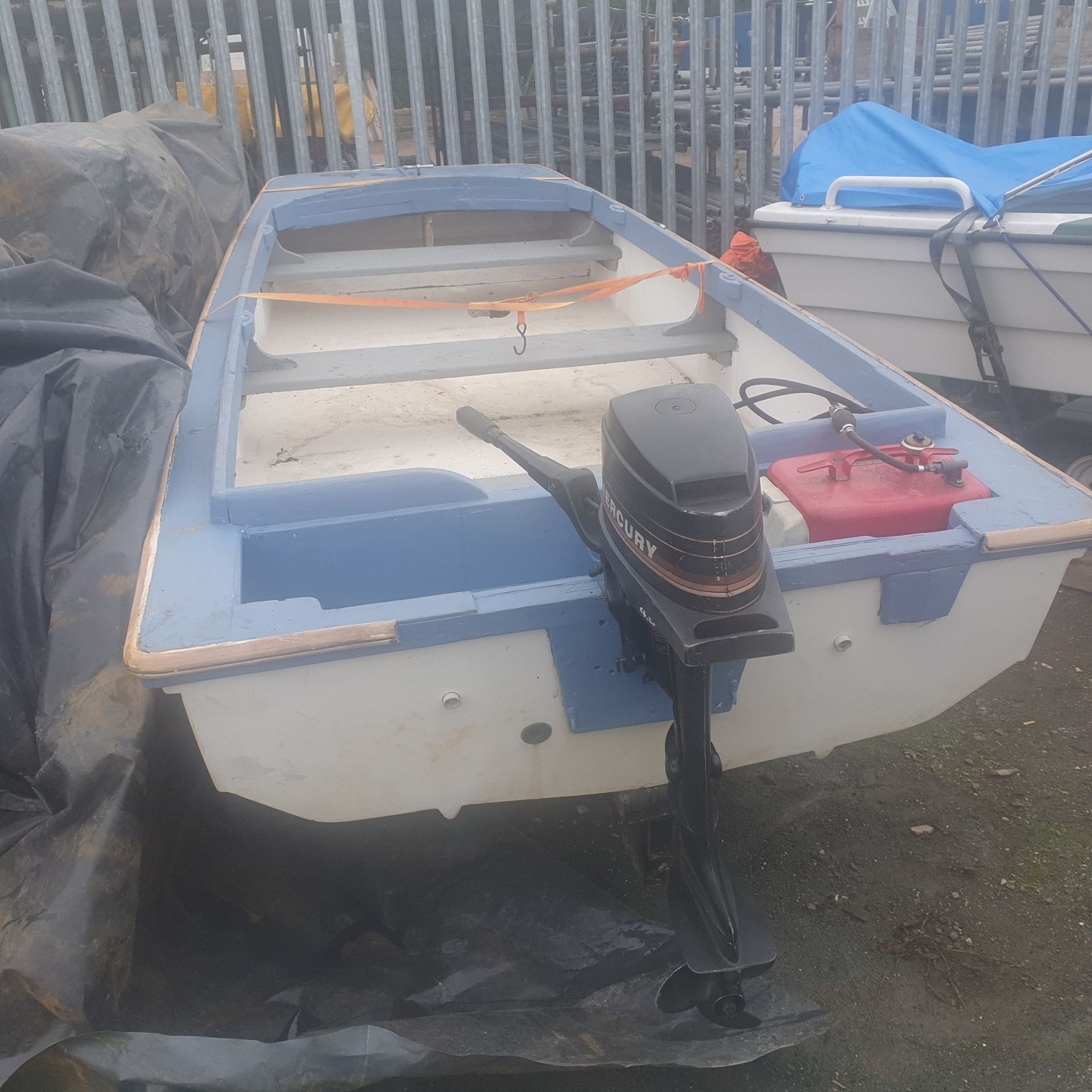 BOAT 13FT DORY WITH 4.5HP MERCURY 2 STROKE, STARTS, RUNS, WILL NEED A SERVICE BEFORE USING *NO VAT* - Image 6 of 6