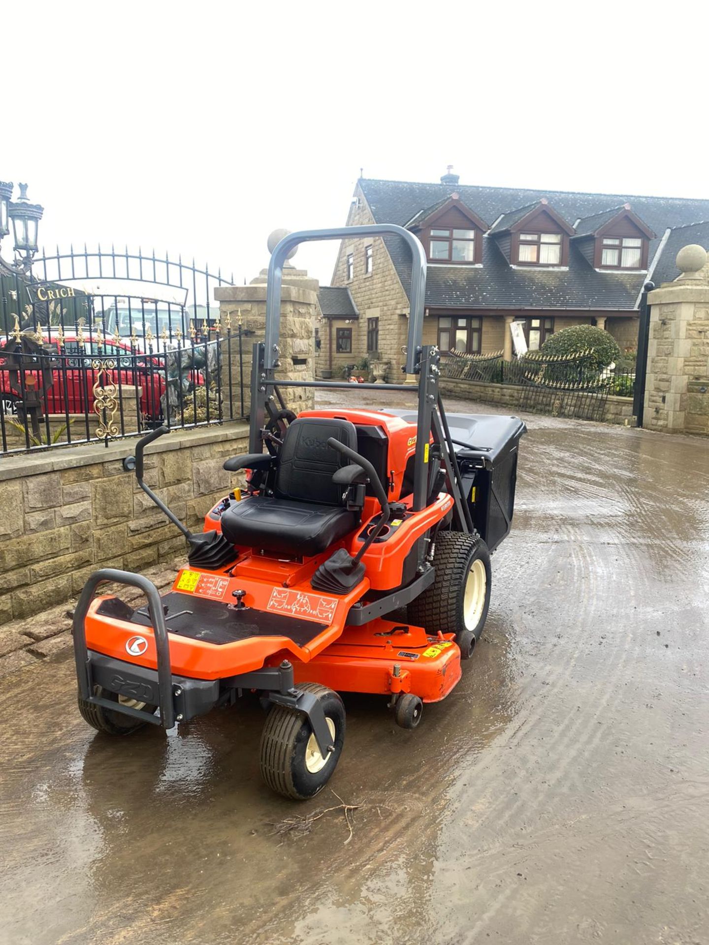 EXDEMO KUBOTA GZD21 ZERO TURN RIDE ON LAWN MOWER HIGH TIP COLLECTOR *NO VAT* - Image 3 of 11