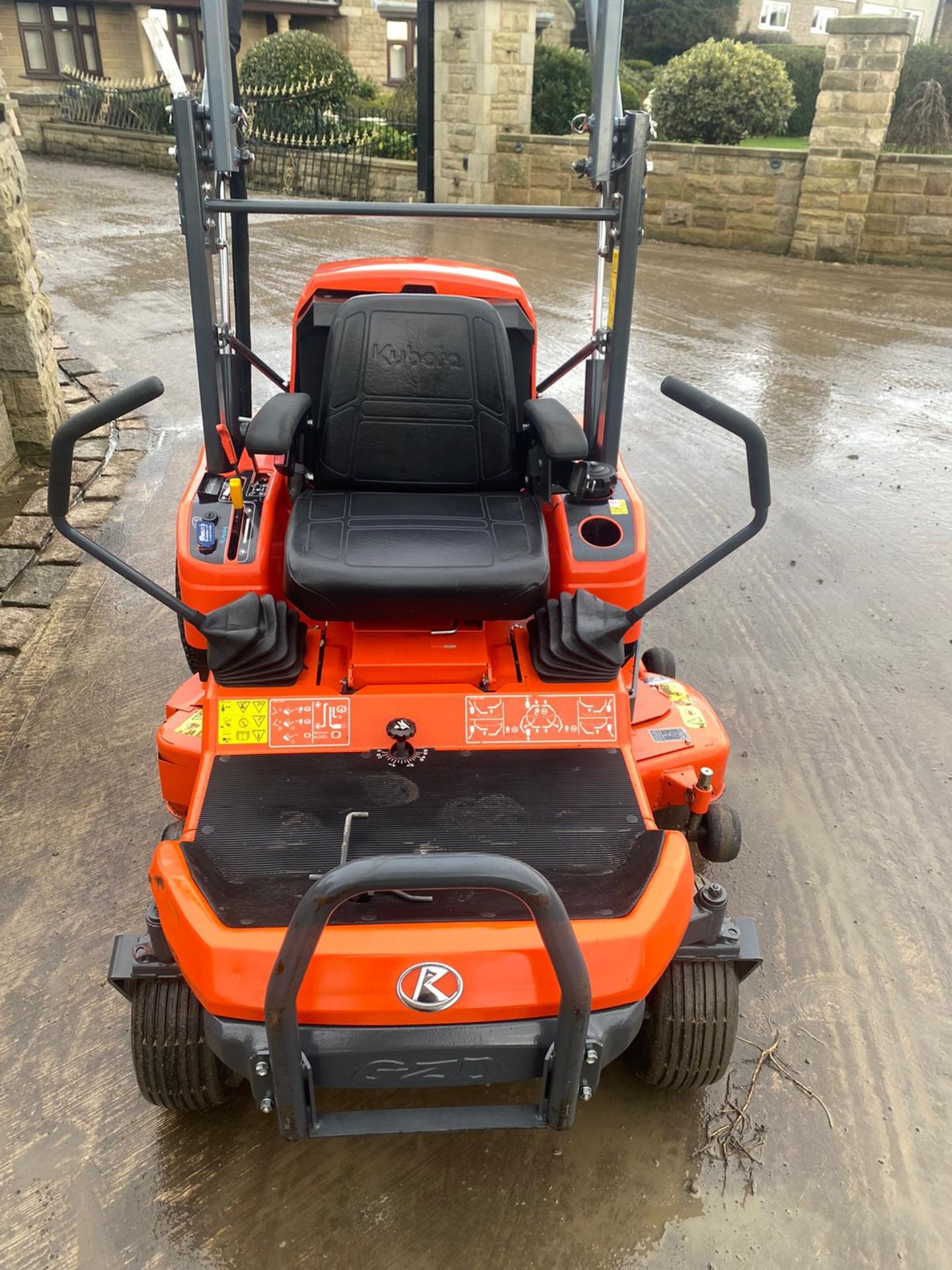 EXDEMO KUBOTA GZD21 ZERO TURN RIDE ON LAWN MOWER HIGH TIP COLLECTOR *NO VAT* - Image 5 of 11