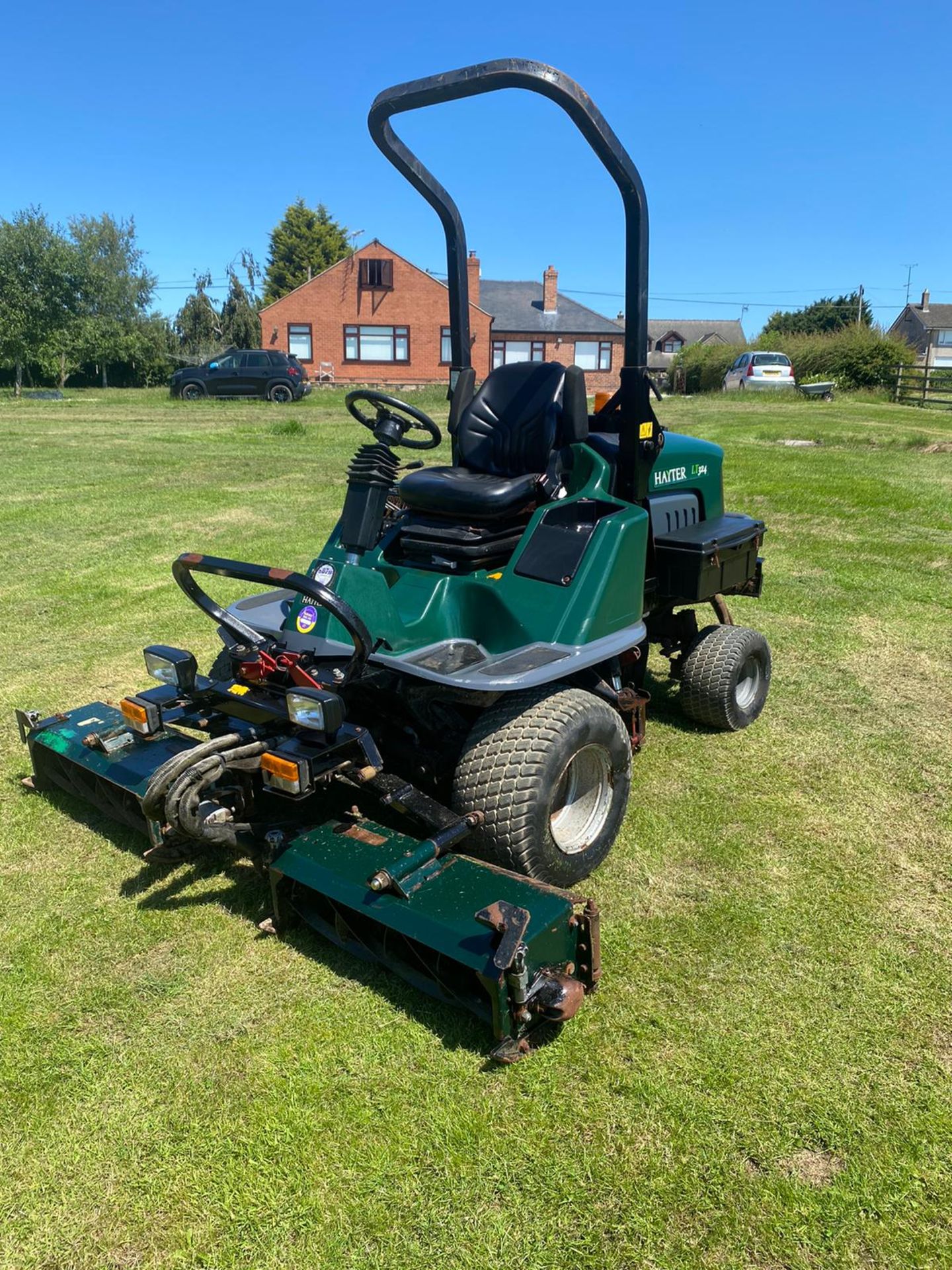 2009/09 REG HAYTER LT324 RIDE ON LAWN MOWER, 4 WHEEL DRIVE, HYDROSTATIC DRIVE *PLUS VAT*