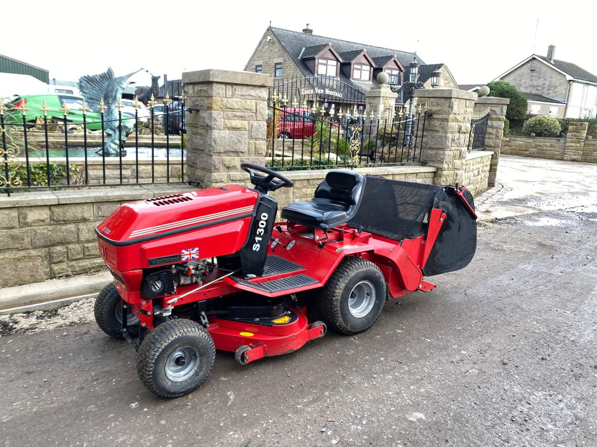 WESTWOOD S1300 RIDE ON LAWN MOWER, RUNS AND WORKS WELL, 12.5HP BRIGGS & STRATTON ENGINE *NO VAT*