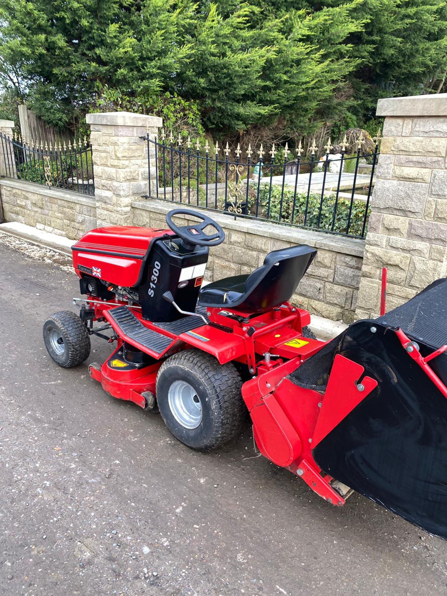 WESTWOOD S1300 RIDE ON LAWN MOWER, RUNS AND WORKS WELL, 12.5HP BRIGGS & STRATTON ENGINE *NO VAT* - Image 2 of 7