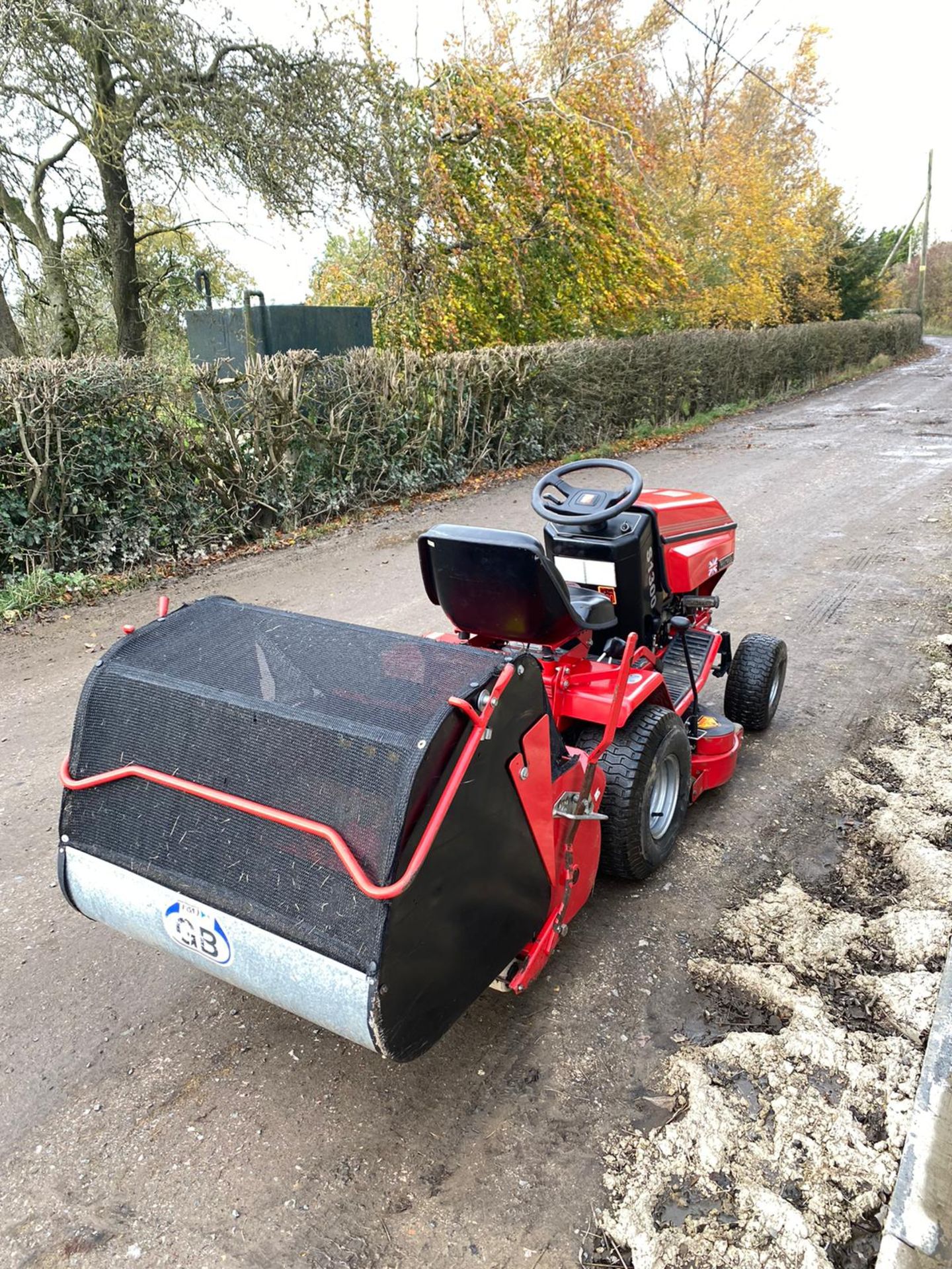 WESTWOOD S1300 RIDE ON LAWN MOWER, RUNS AND WORKS WELL, 12.5HP BRIGGS & STRATTON ENGINE *NO VAT* - Image 3 of 7