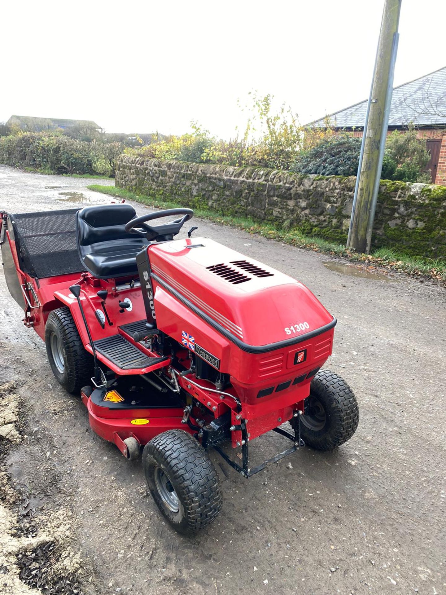 WESTWOOD S1300 RIDE ON LAWN MOWER, RUNS AND WORKS WELL, 12.5HP BRIGGS & STRATTON ENGINE *NO VAT* - Image 4 of 7