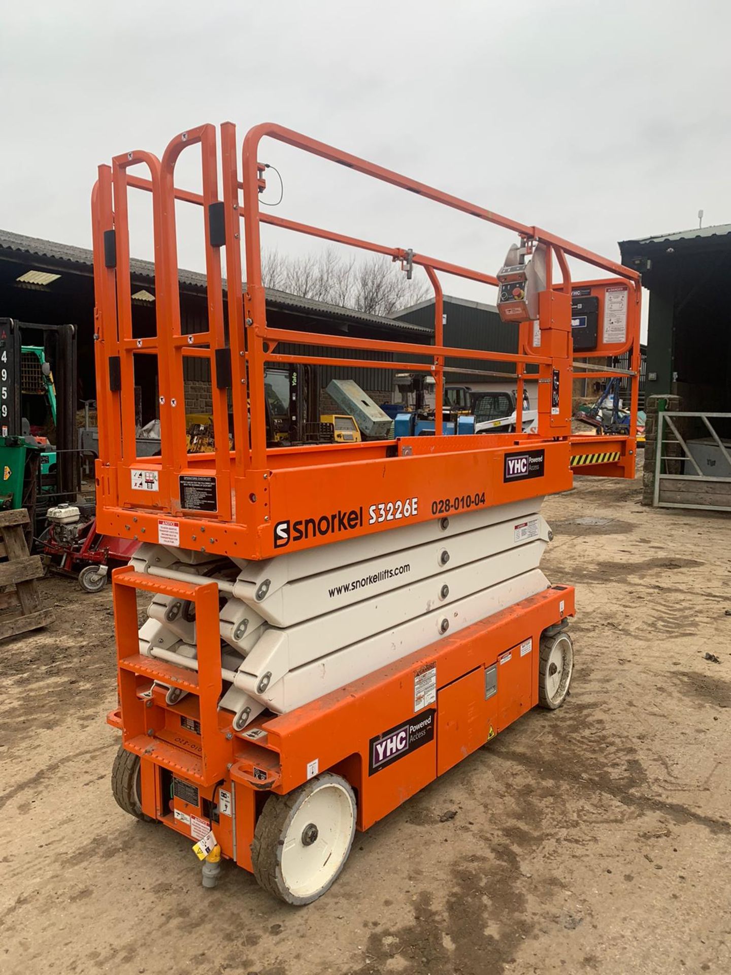 2018 SNORKEL S3226E SCISSOR LIFT, RUNS, DRIVES AND LIFTS, CLEAN MACHINE, LITTLE WORK DONE *PLUS VAT* - Image 2 of 5