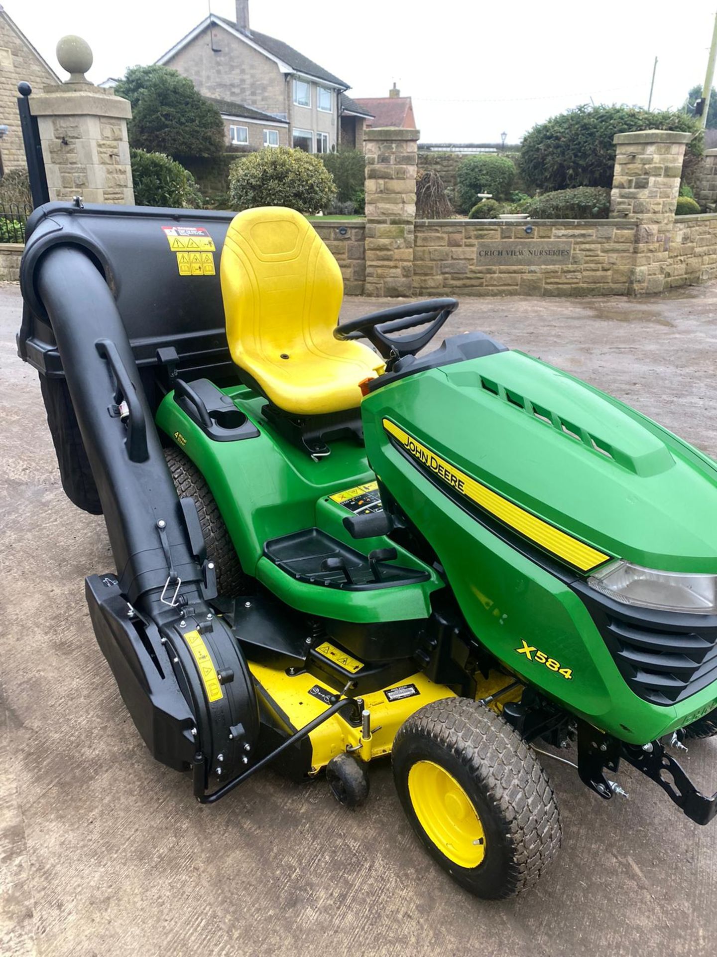 EX DEMO,JOHN DEERE X584 RIDE ON LAWN MOWER WITH COLLECTOR DOM 16,10,2018 ARRIVED IN THE UK IN 2019 - Image 8 of 11