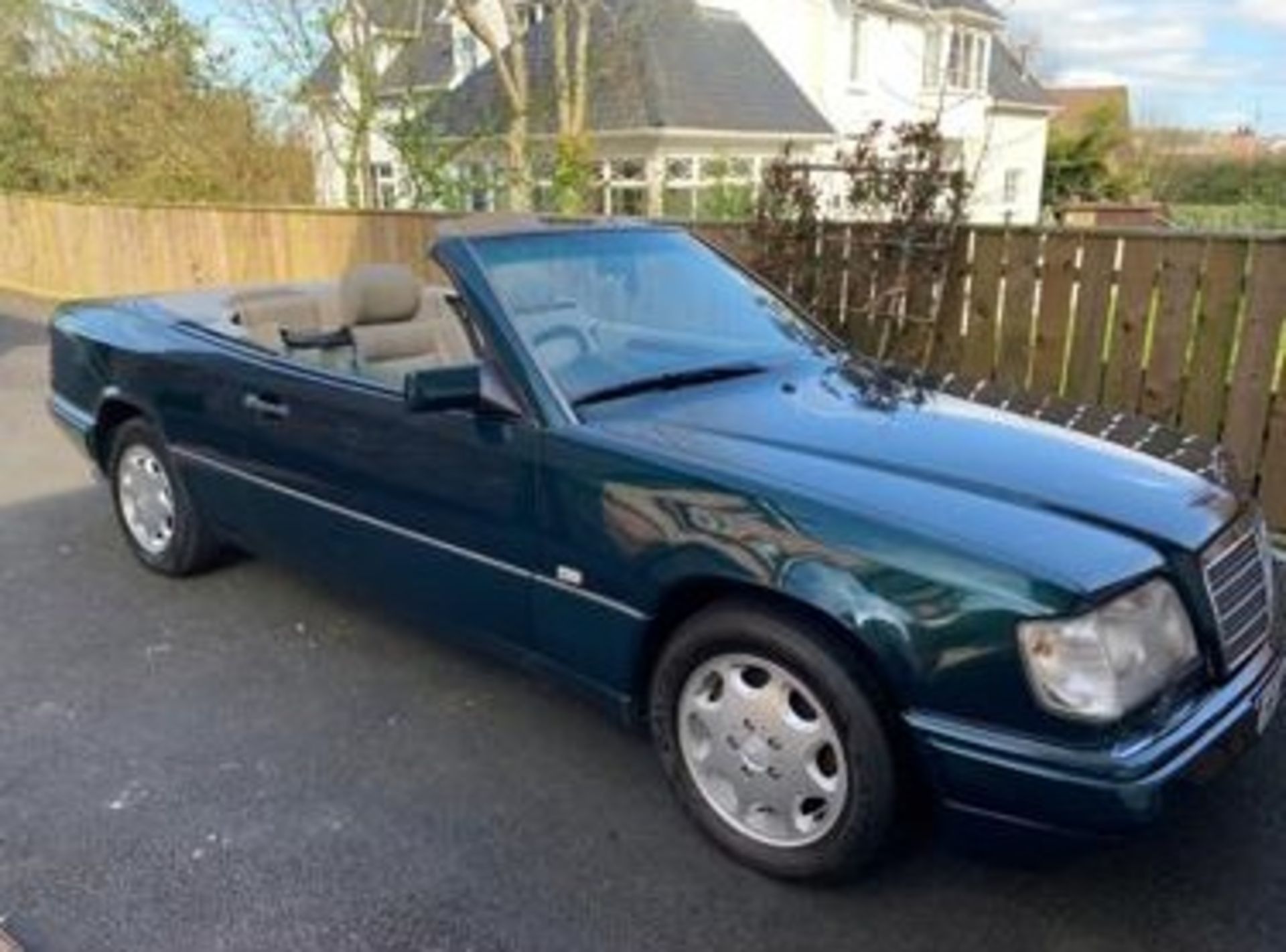 MERCEDES E220 CONVERTIBLE, 145,000 MILES, CLASSIC CAR, STARTS, RUNS AND DRIVES *NO VAT* - Image 4 of 8